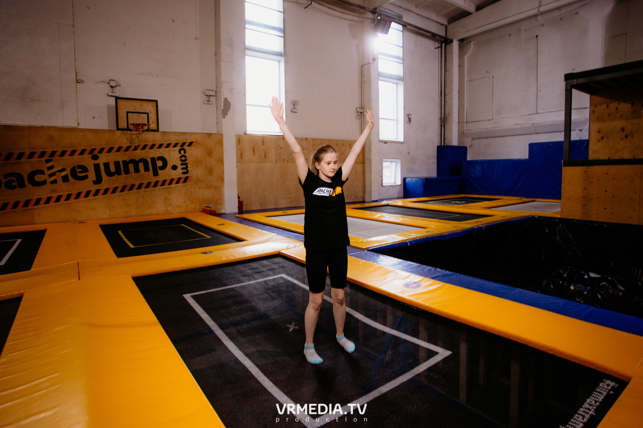 Соревнования по прыжкам на батуте в «Apache Jump»