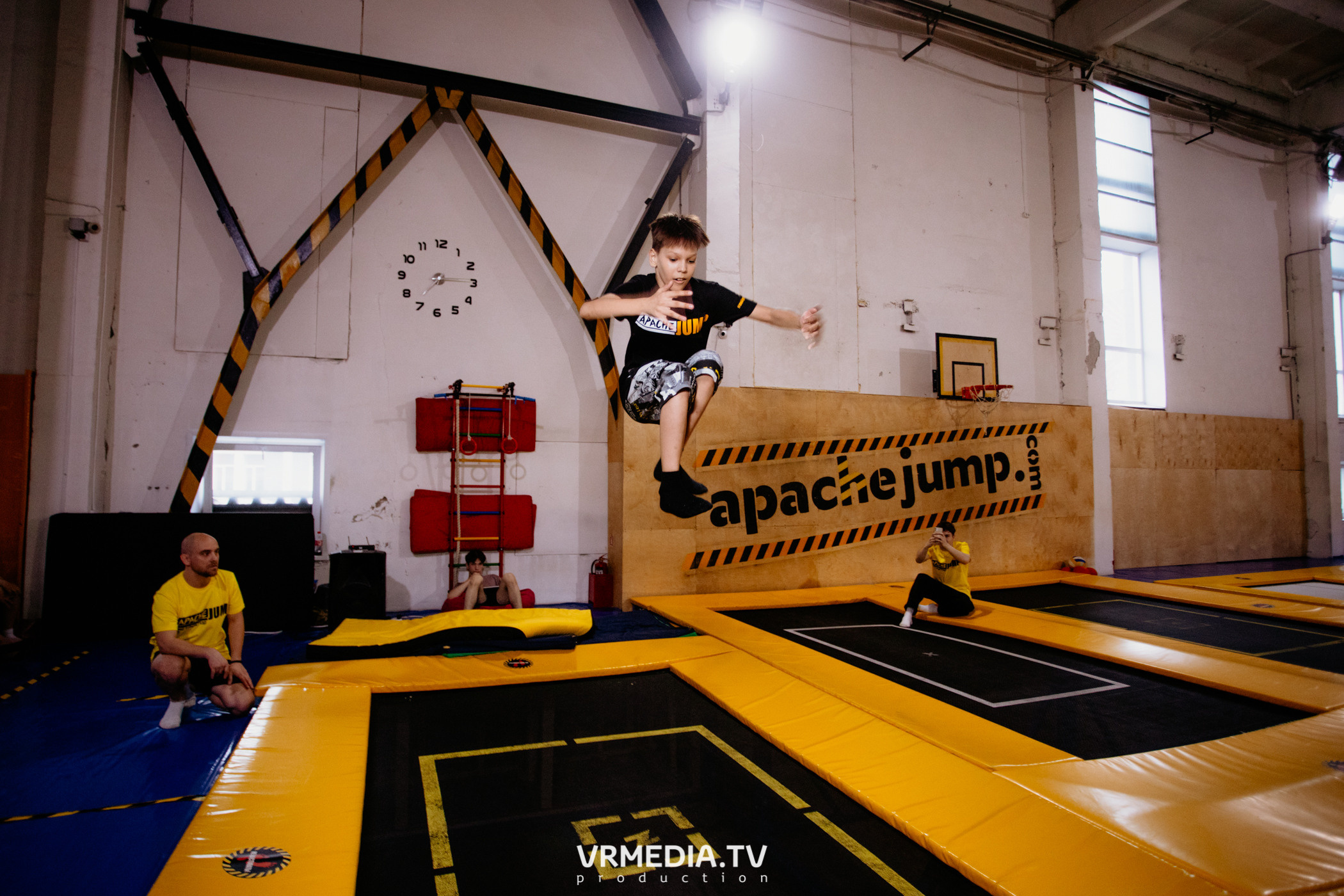 Соревнования по прыжкам на батуте в «Apache Jump»