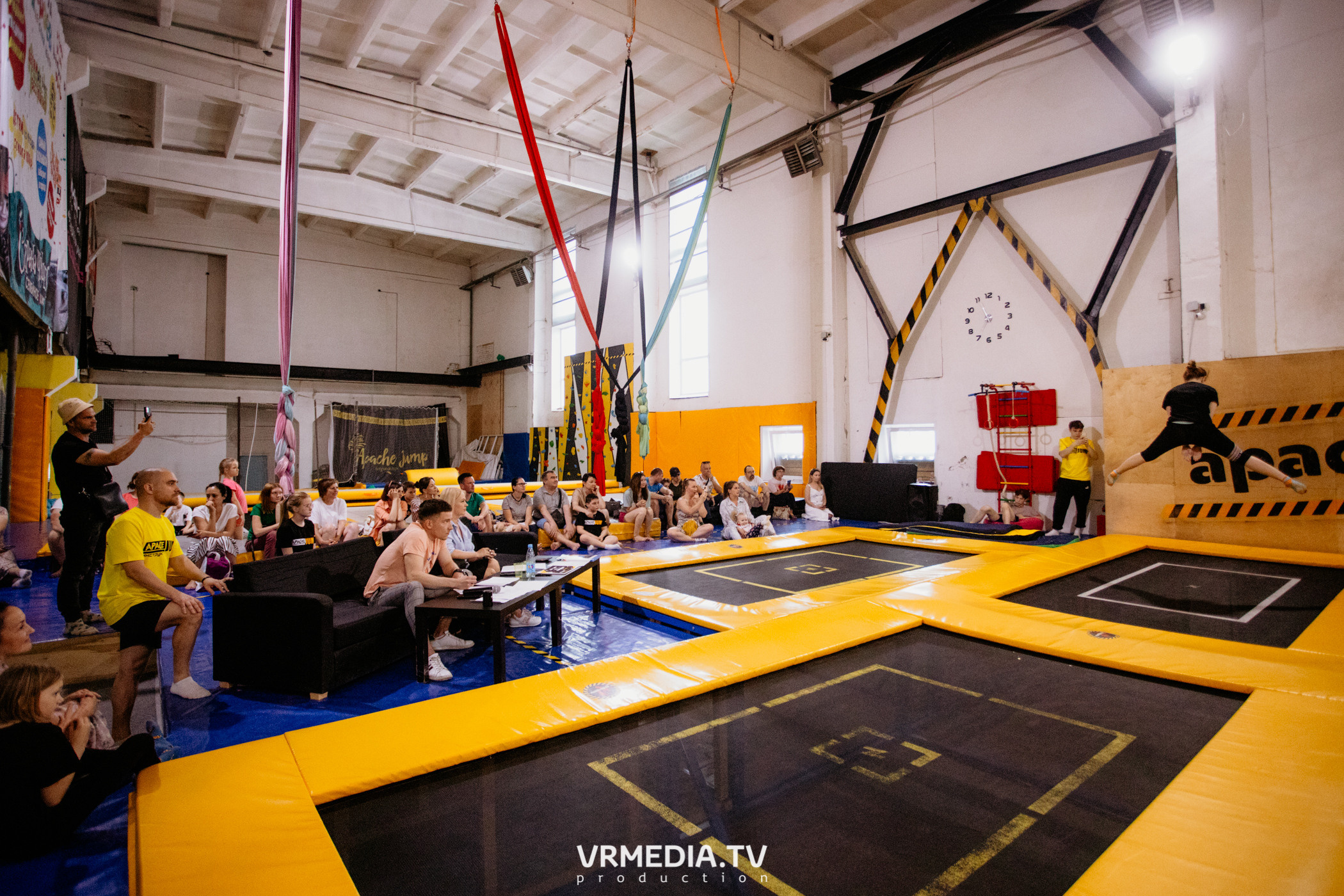 Соревнования по прыжкам на батуте в «Apache Jump»
