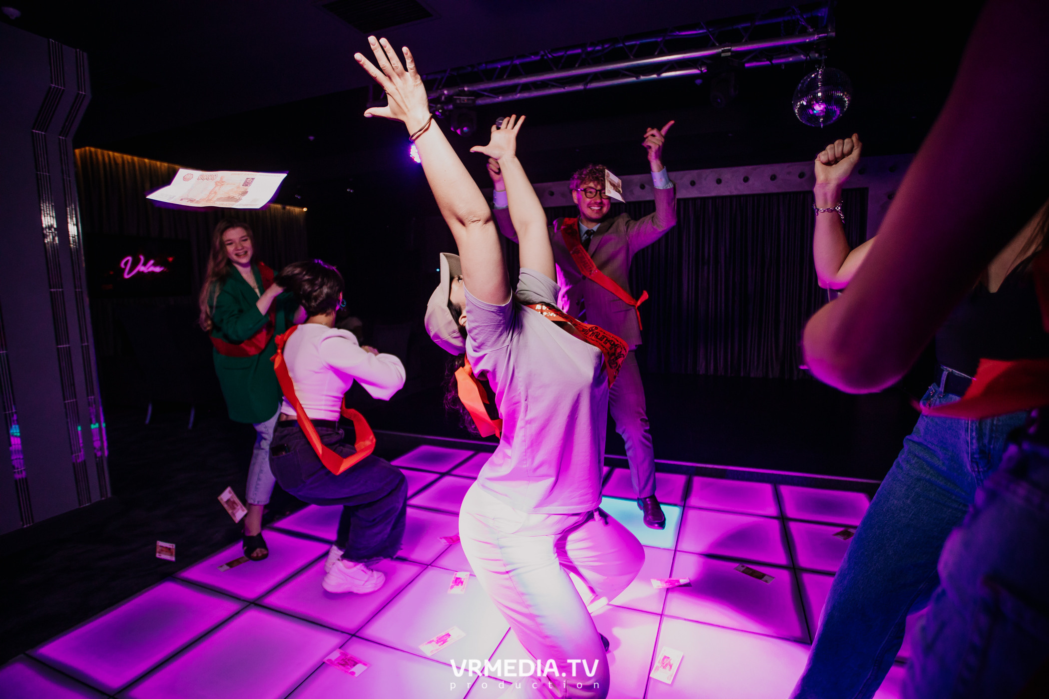 Пятничная вечеринка в караоке-баре «Volna»