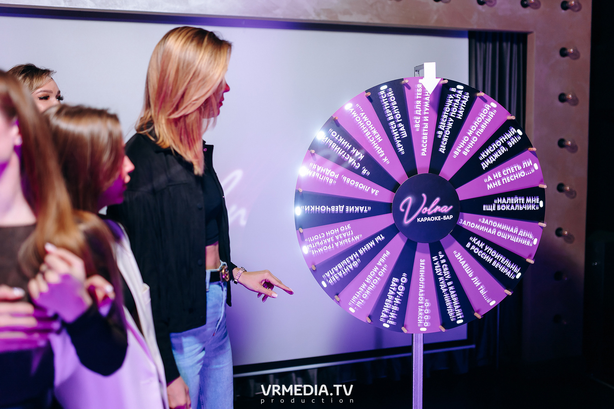 Колесо фортуны в караоке-баре «Volna»