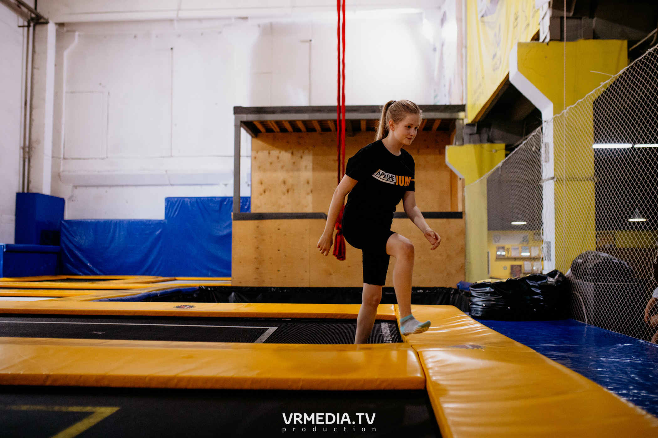 Соревнования по прыжкам на батуте в «Apache Jump»