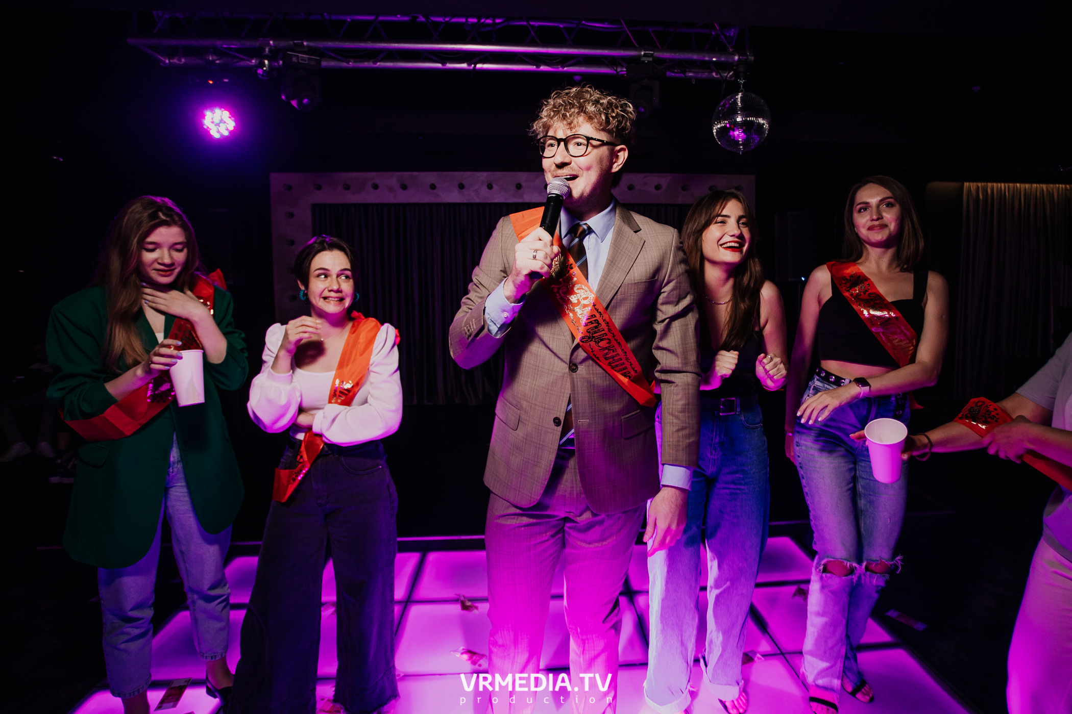 Пятничная вечеринка в караоке-баре «Volna»