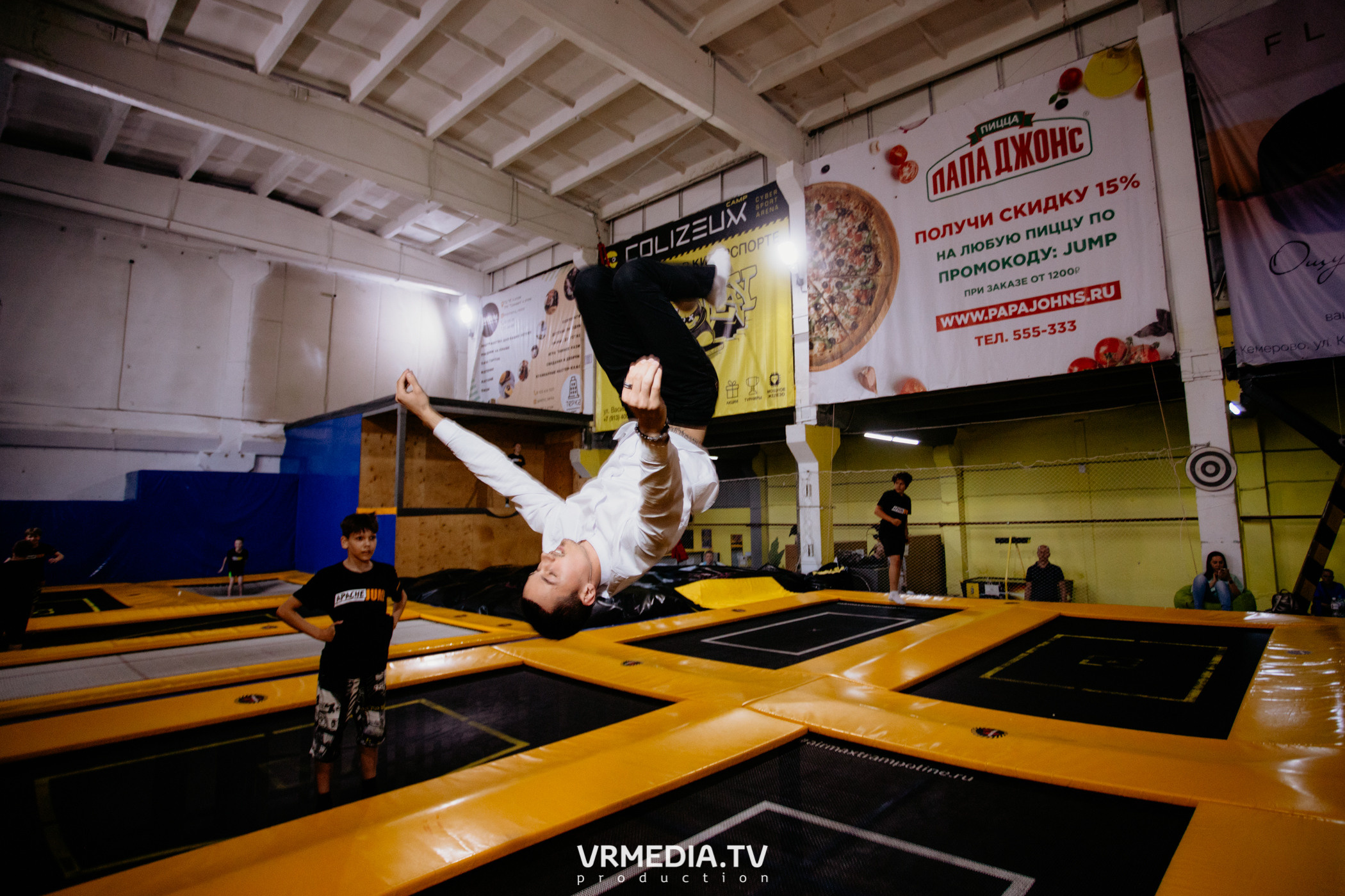 Соревнования по прыжкам на батуте в «Apache Jump»