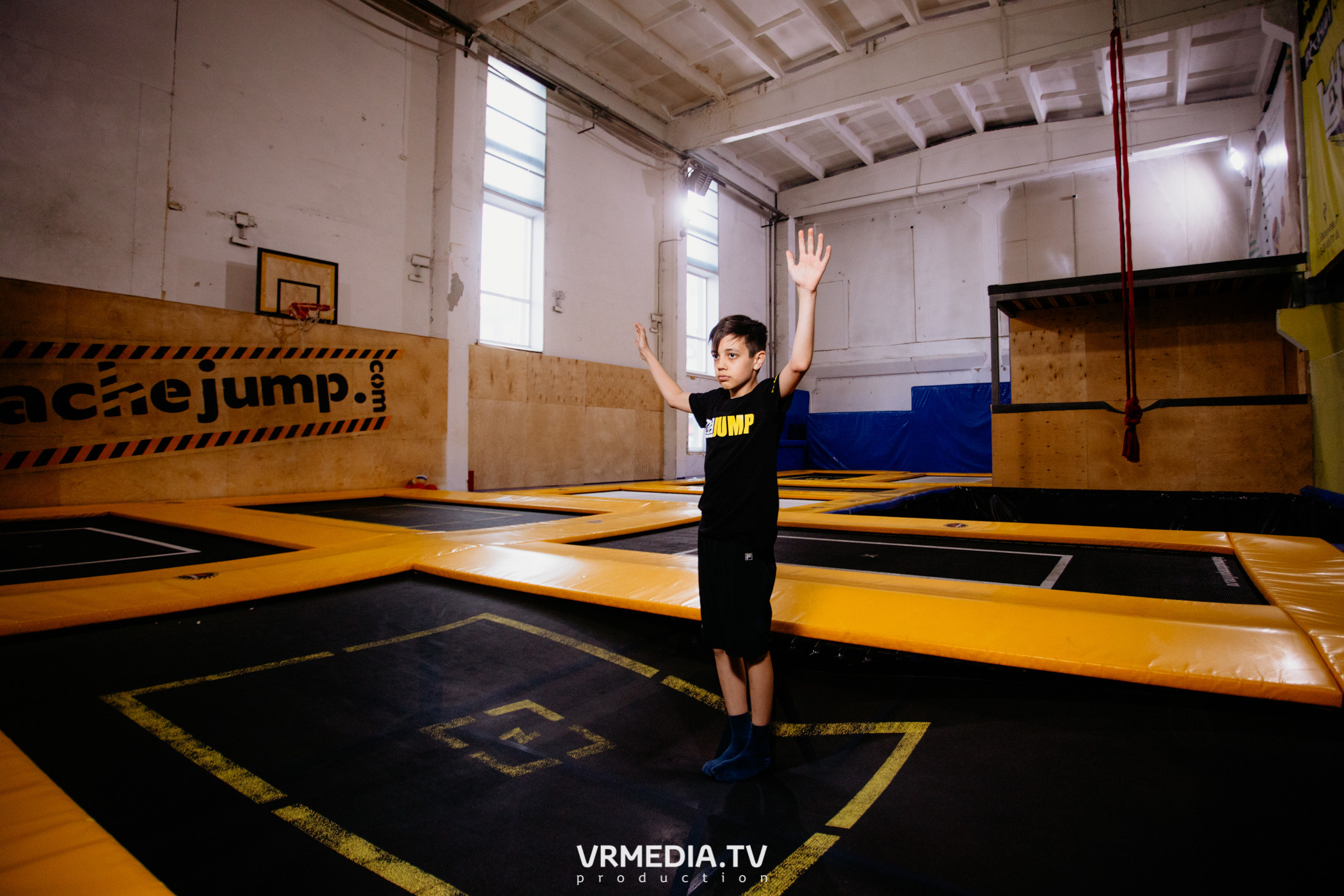 Соревнования по прыжкам на батуте в «Apache Jump»