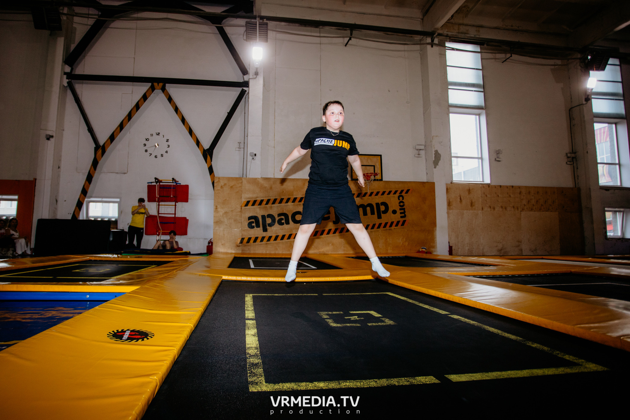 Соревнования по прыжкам на батуте в «Apache Jump»