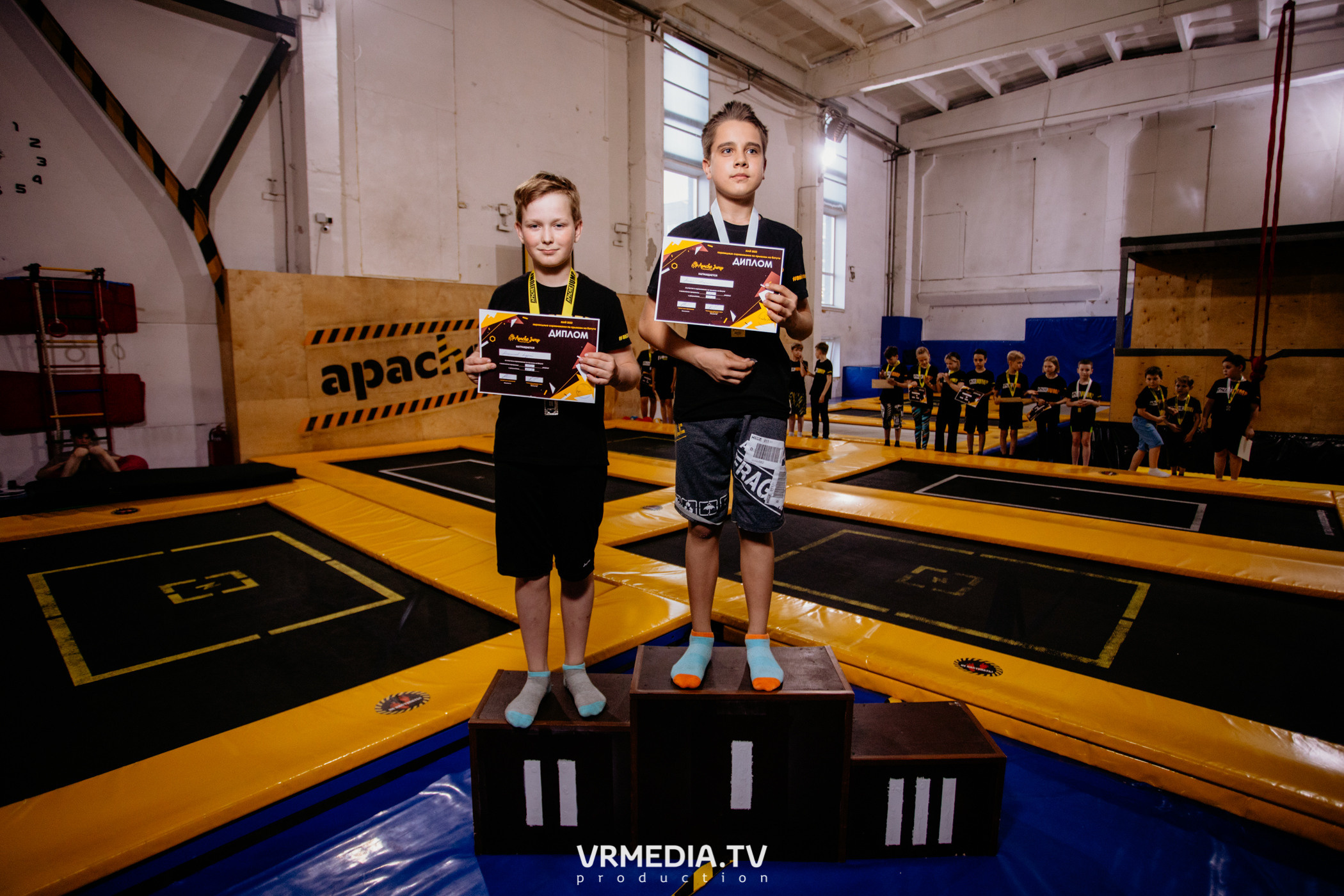 Соревнования по прыжкам на батуте в «Apache Jump»