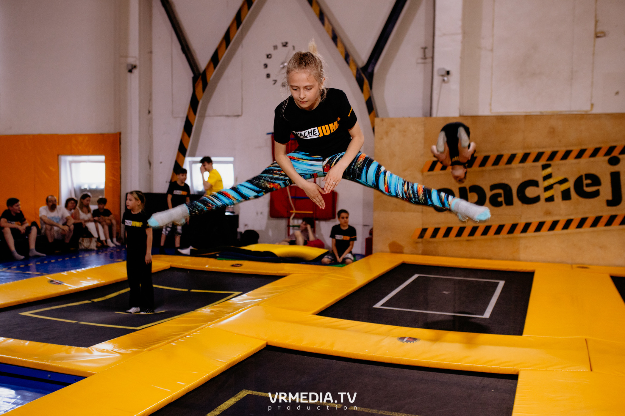 Соревнования по прыжкам на батуте в «Apache Jump»