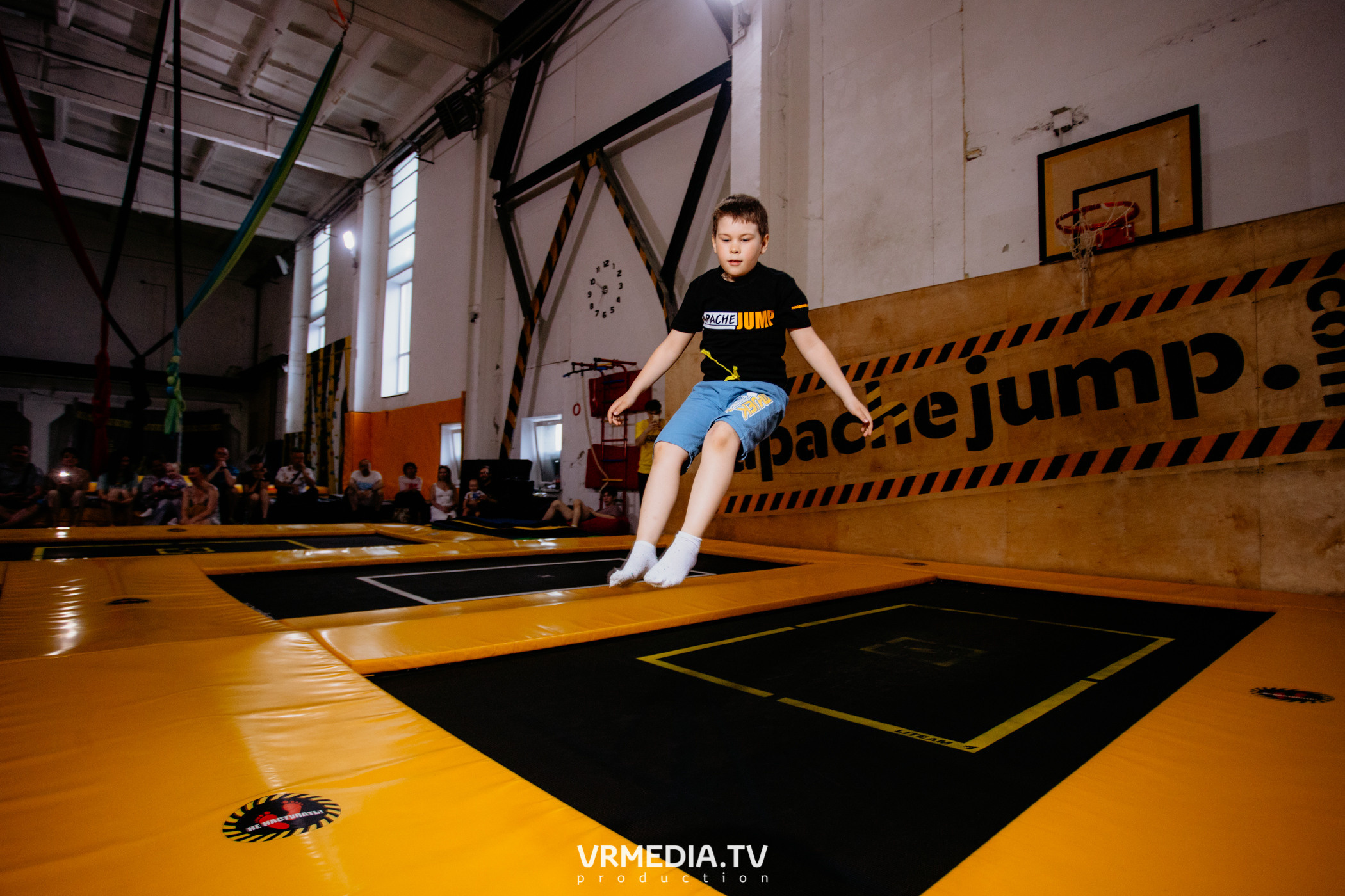 Соревнования по прыжкам на батуте в «Apache Jump»