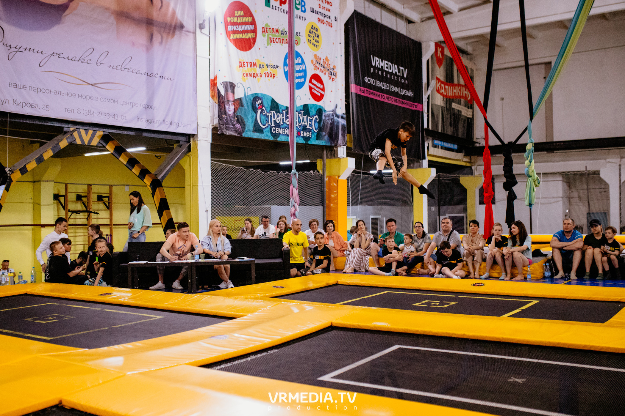 Соревнования по прыжкам на батуте в «Apache Jump»