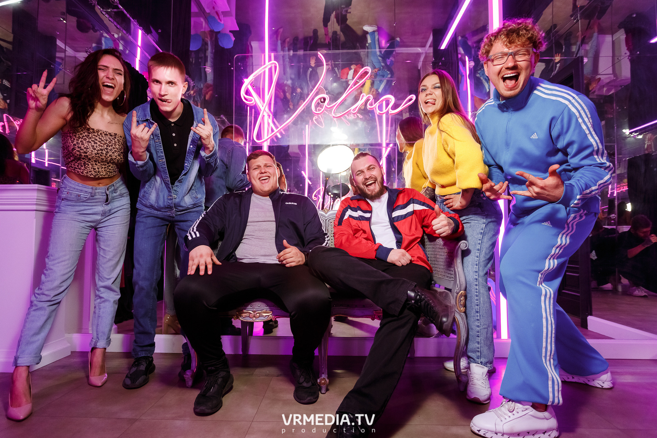 Золотая пятница. Вечеринка 90х в караоке-баре «Volna»