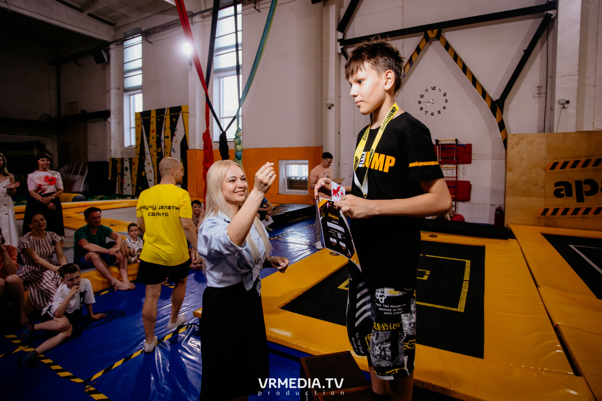 Соревнования по прыжкам на батуте в «Apache Jump»