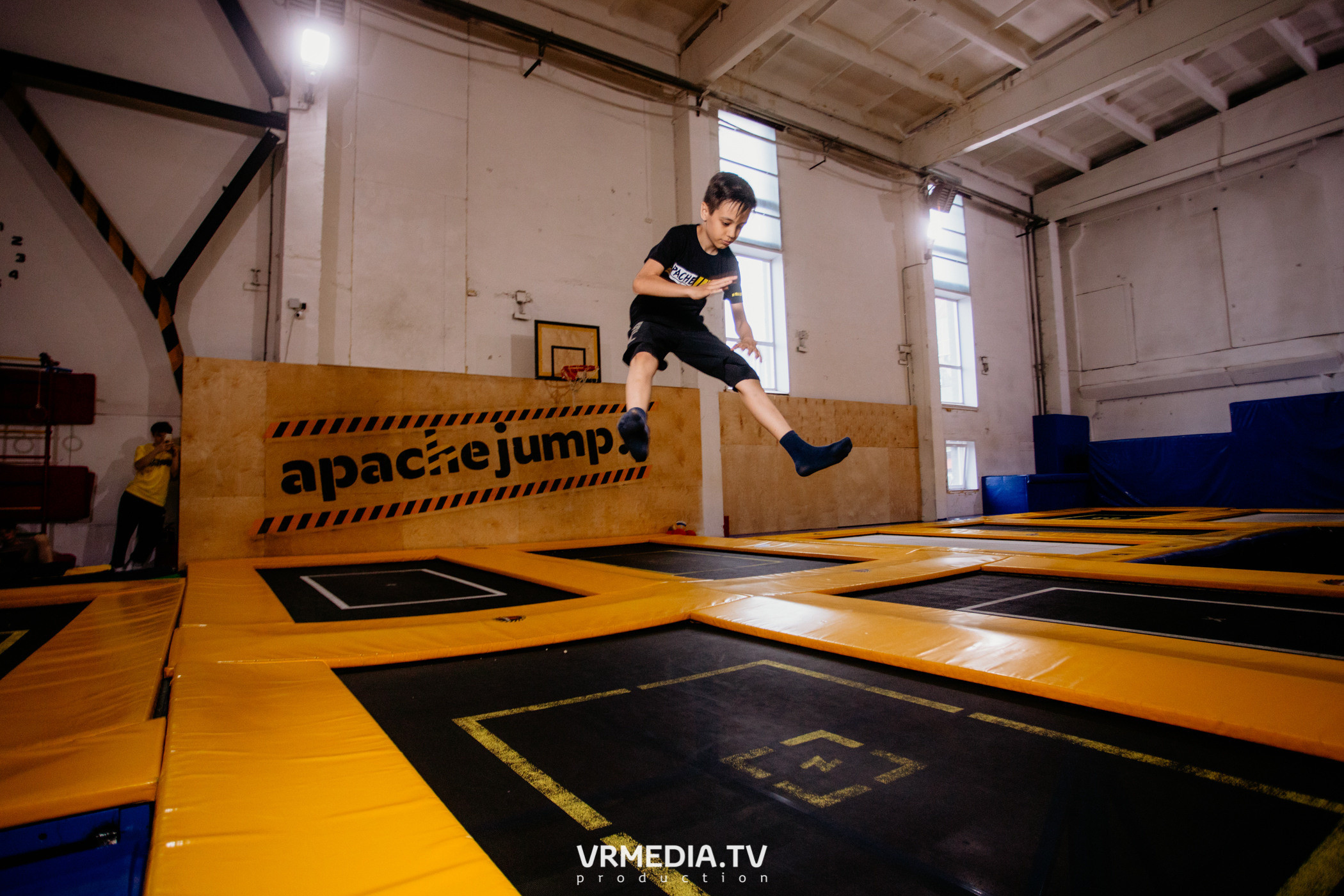 Соревнования по прыжкам на батуте в «Apache Jump»