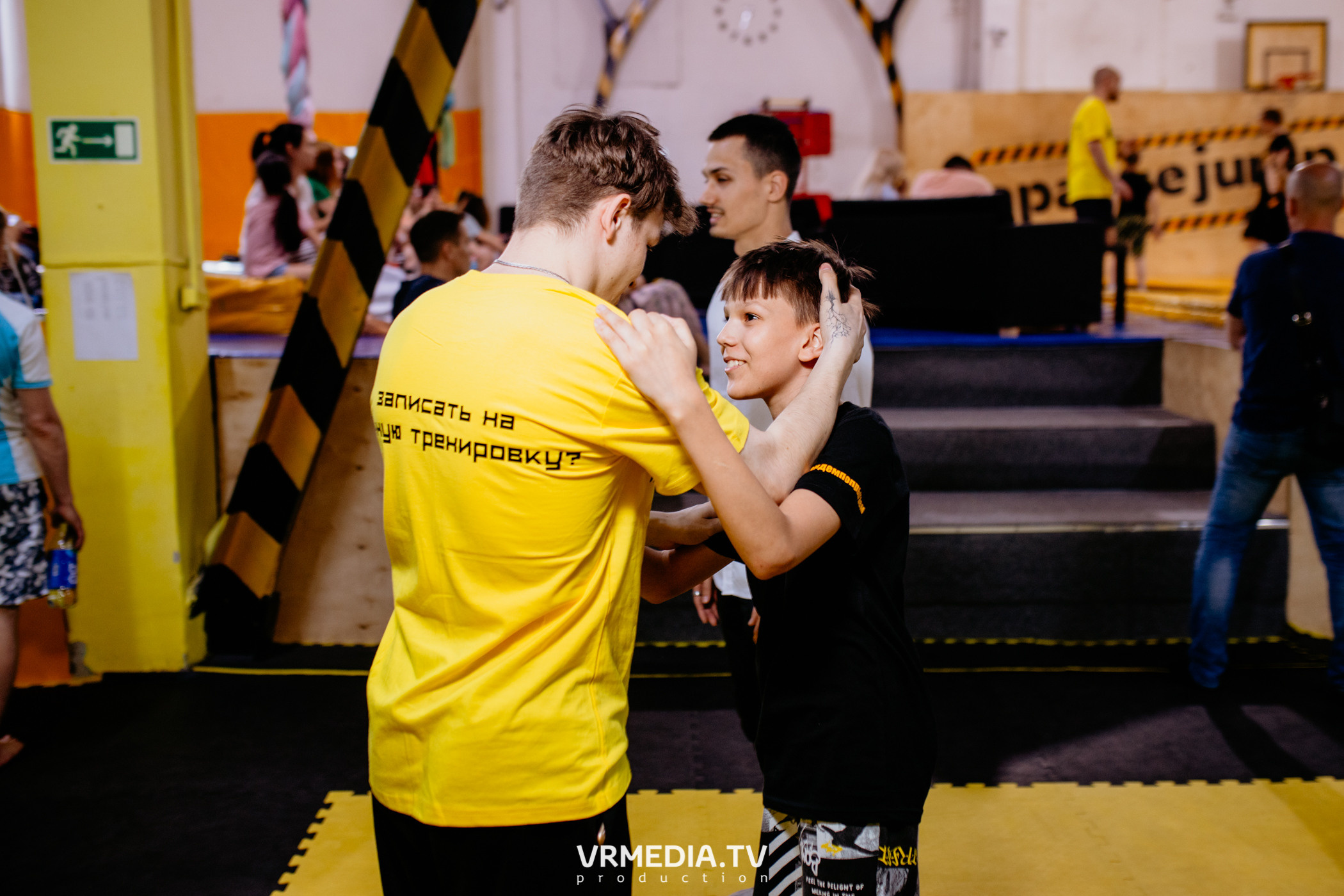 Соревнования по прыжкам на батуте в «Apache Jump»