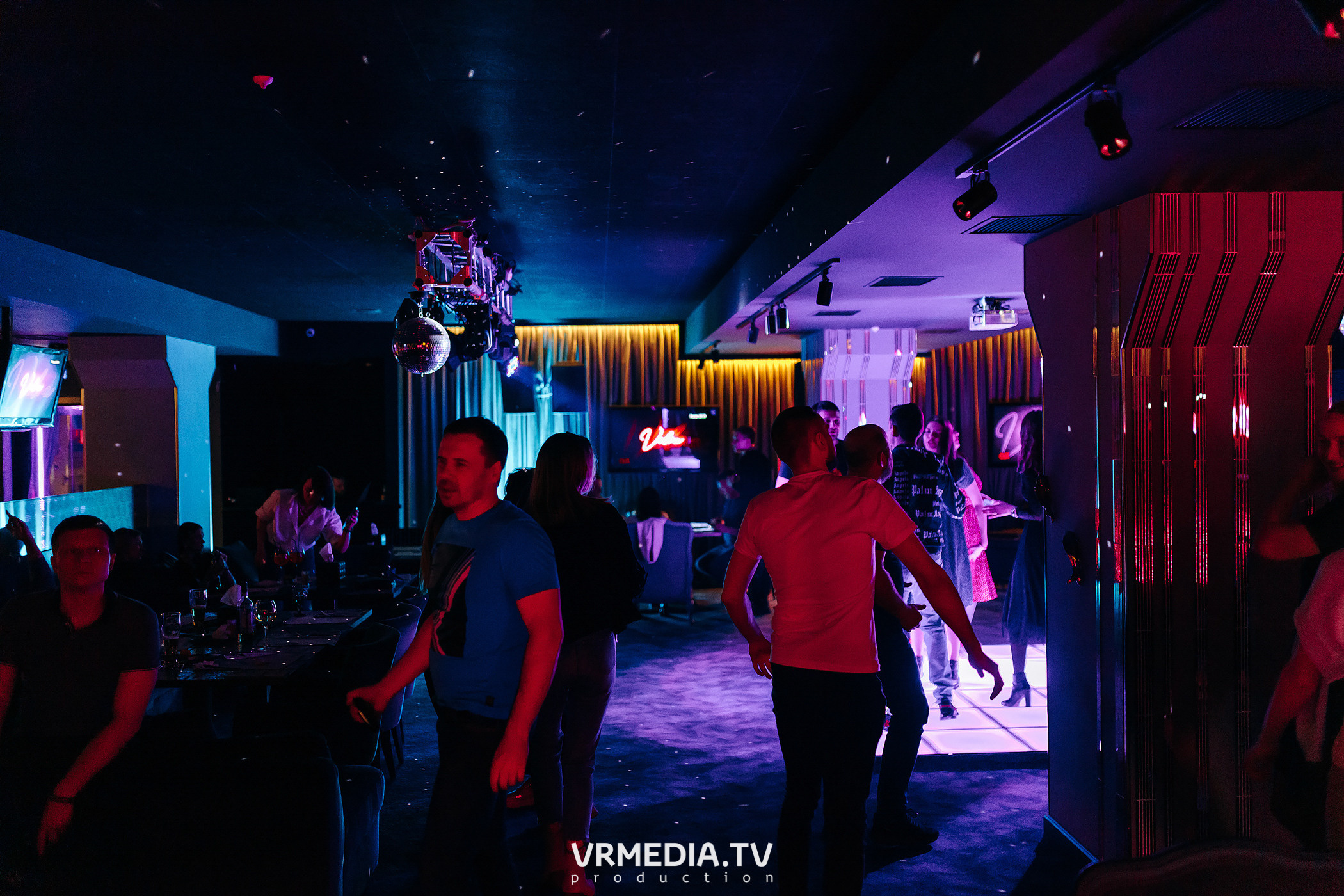 Колесо фортуны в караоке-баре «Volna»