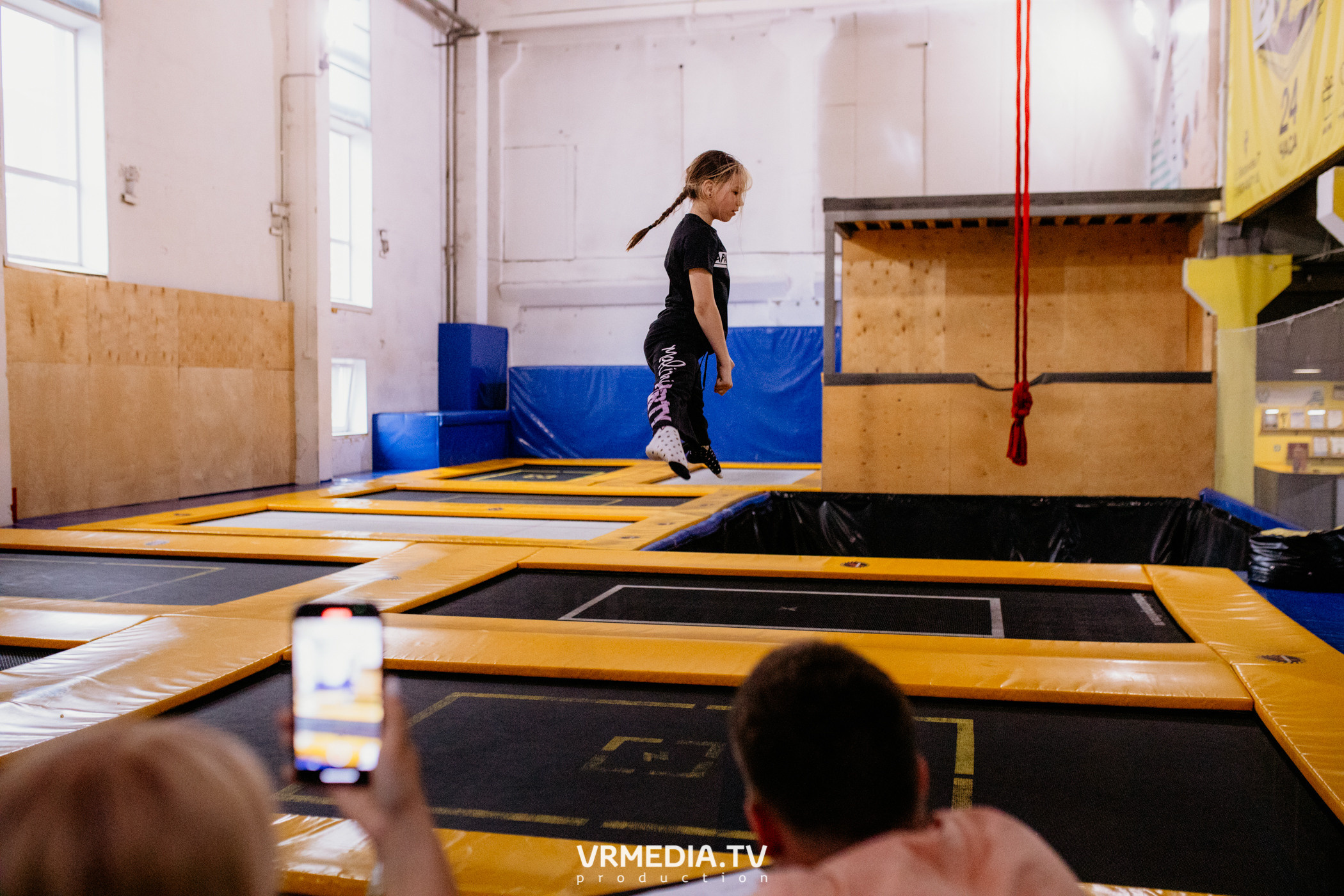 Соревнования по прыжкам на батуте в «Apache Jump»