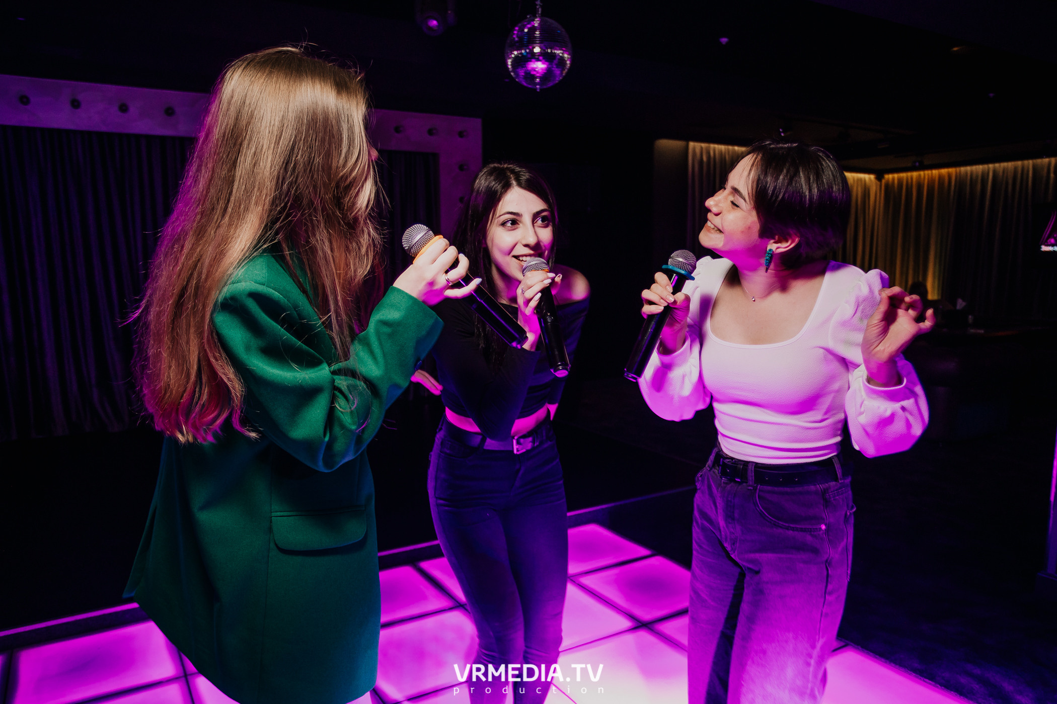 Пятничная вечеринка в караоке-баре «Volna»