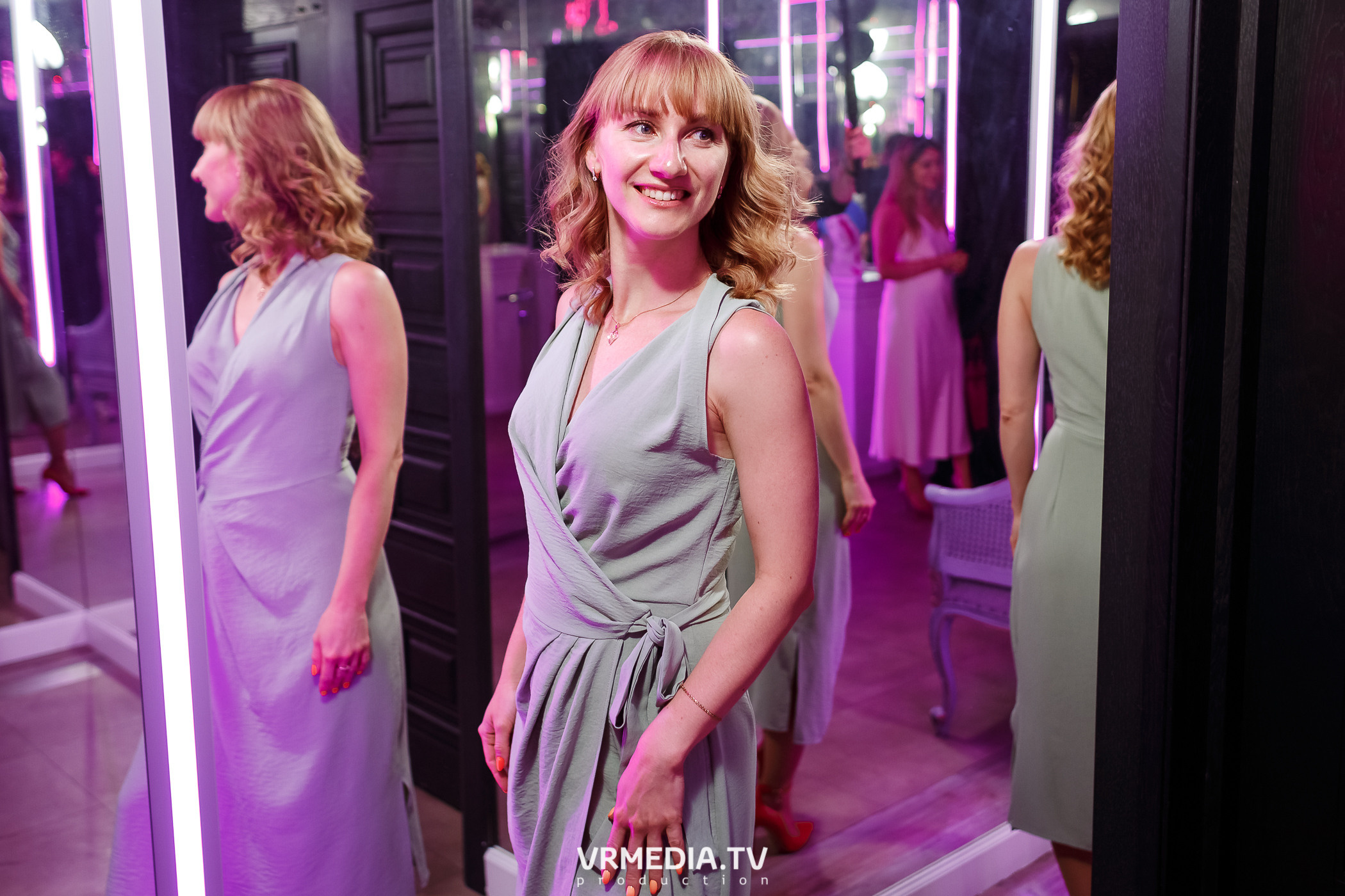 Золотая пятница. Вечеринка 90х в караоке-баре «Volna»