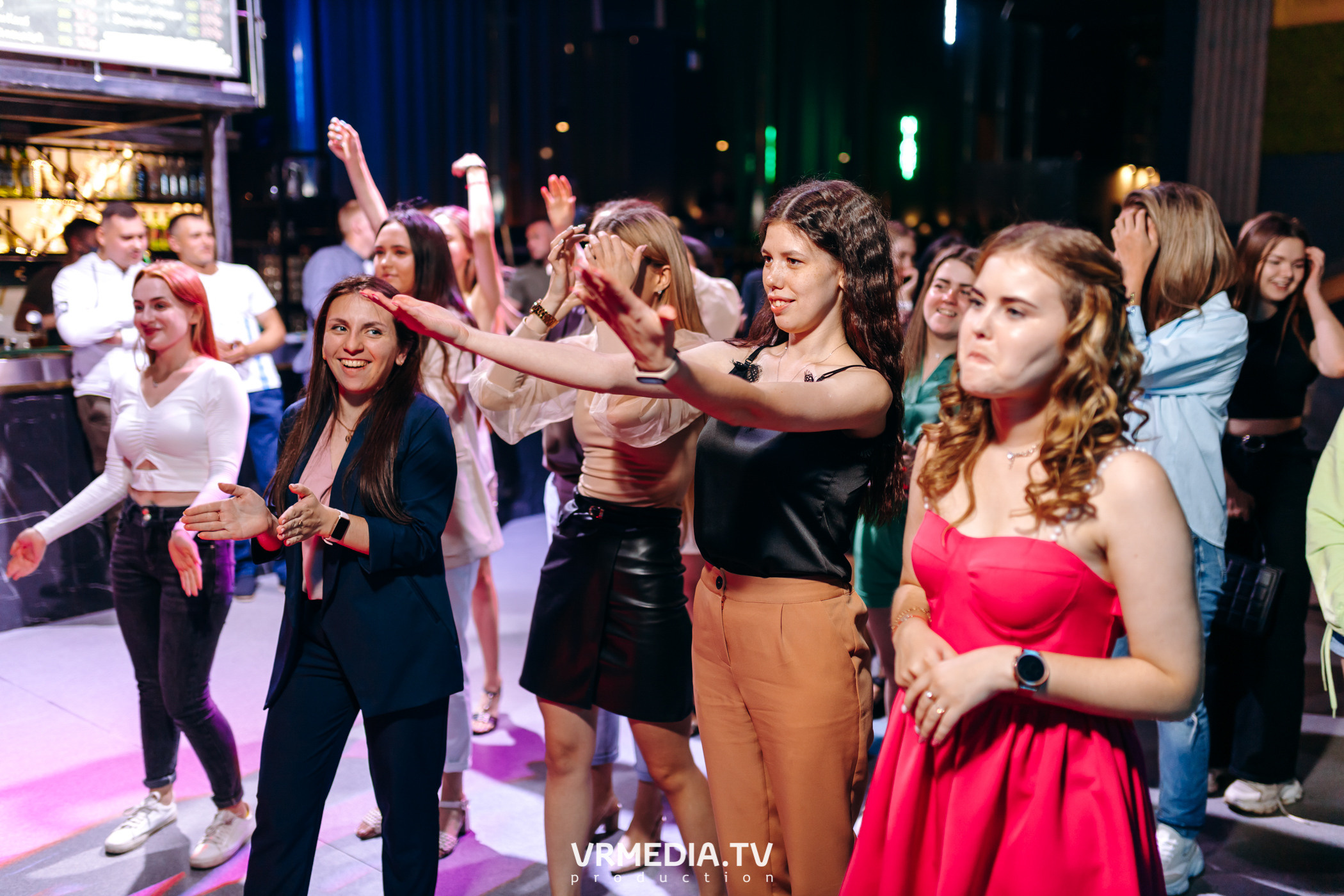 Выходные в баре «DOSKI»