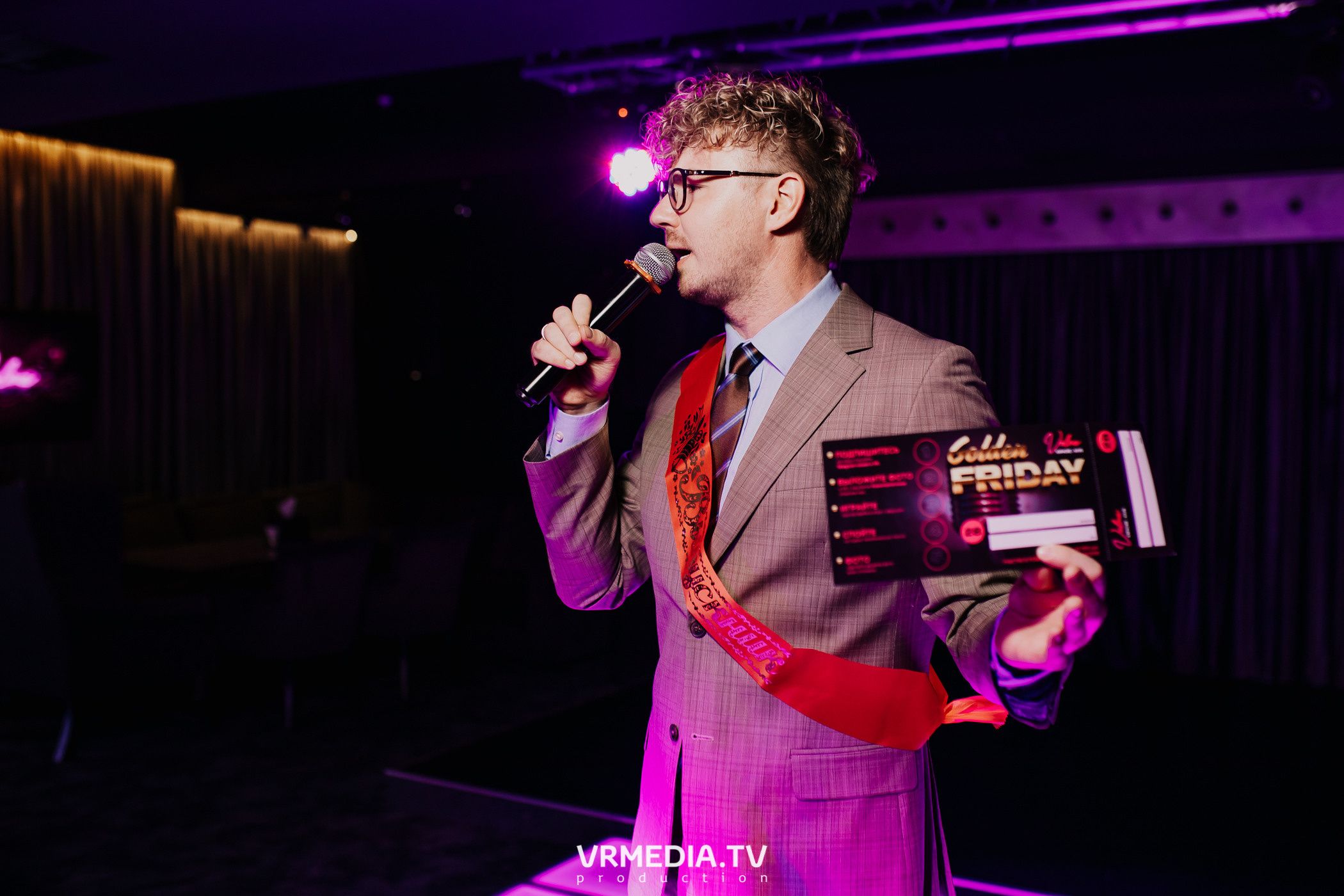 Пятничная вечеринка в караоке-баре «Volna»