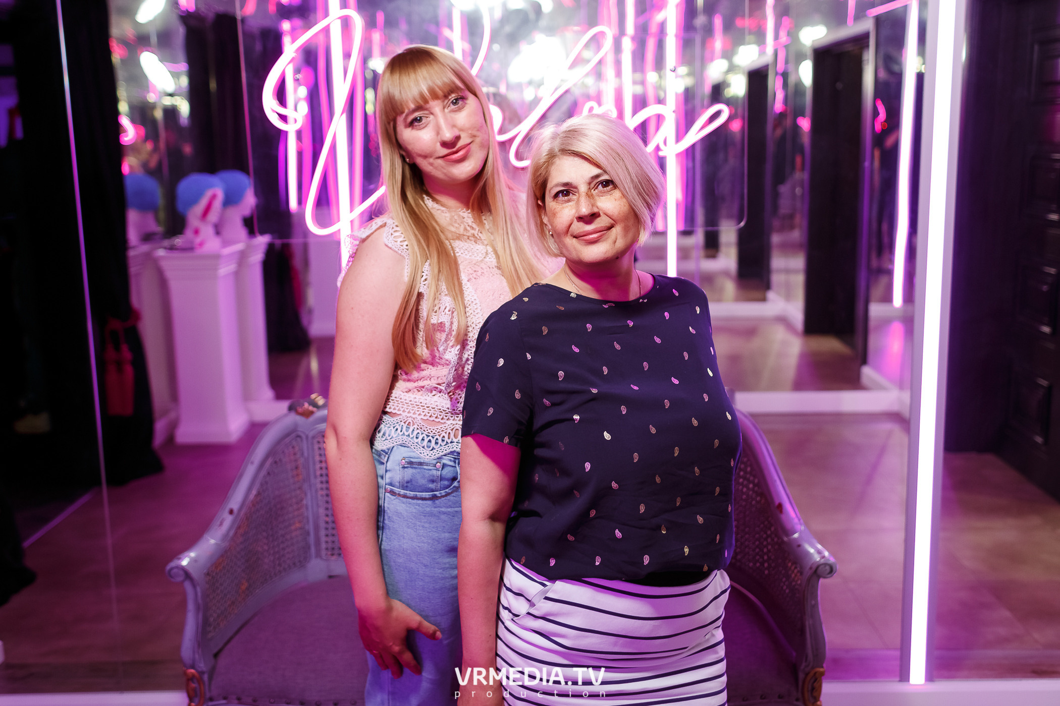 Золотая пятница. Вечеринка 90х в караоке-баре «Volna»