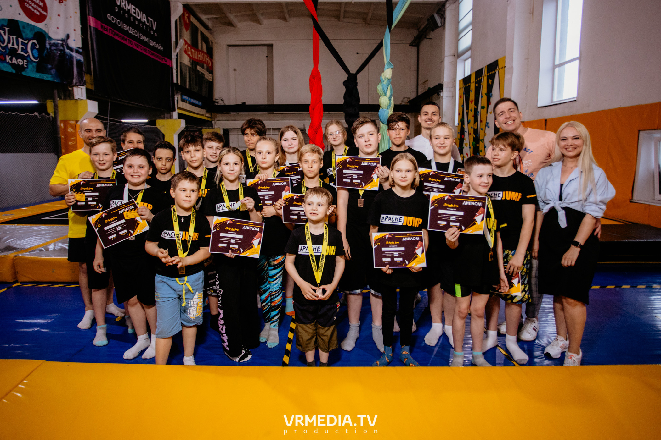 Соревнования по прыжкам на батуте в «Apache Jump»