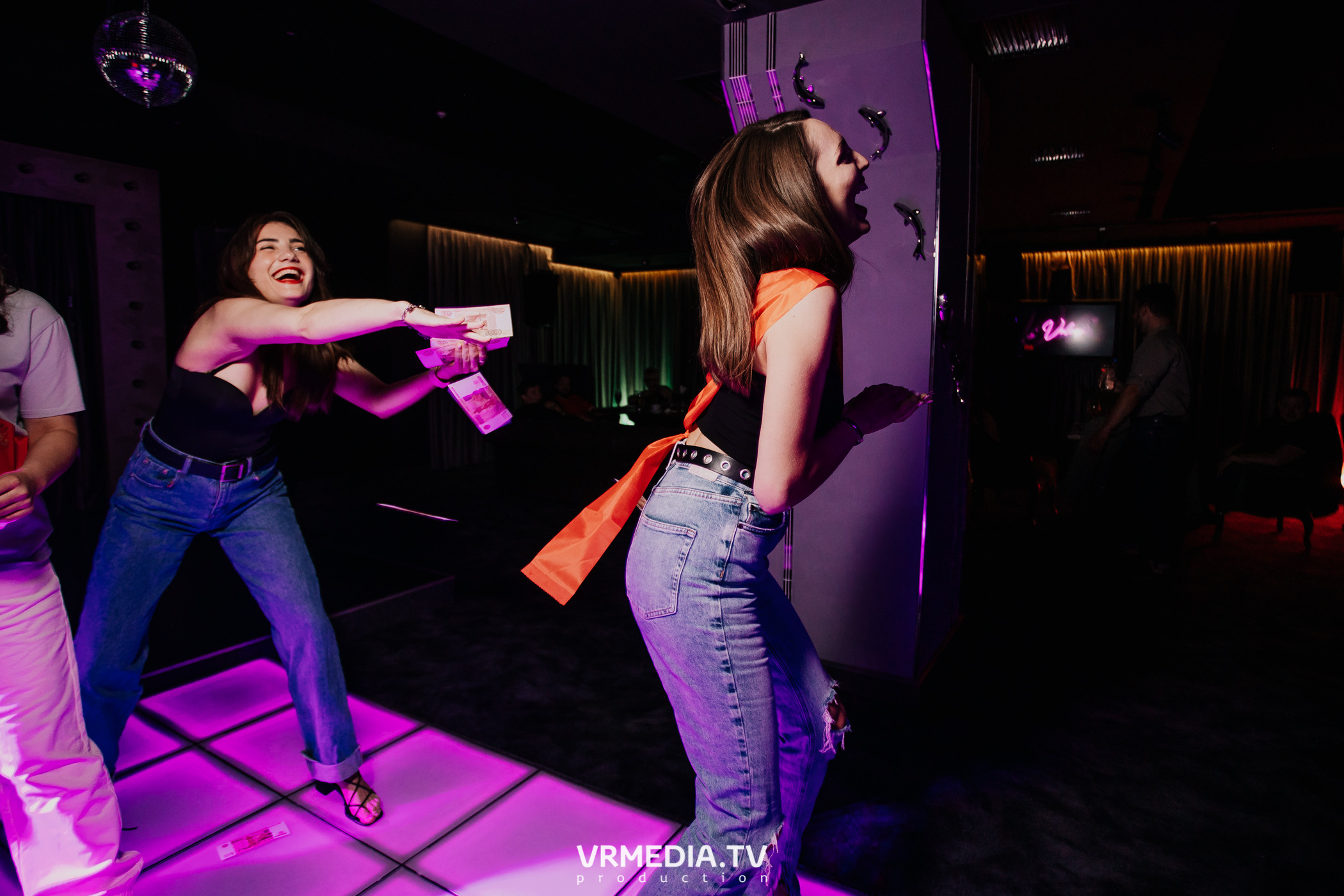 Пятничная вечеринка в караоке-баре «Volna»