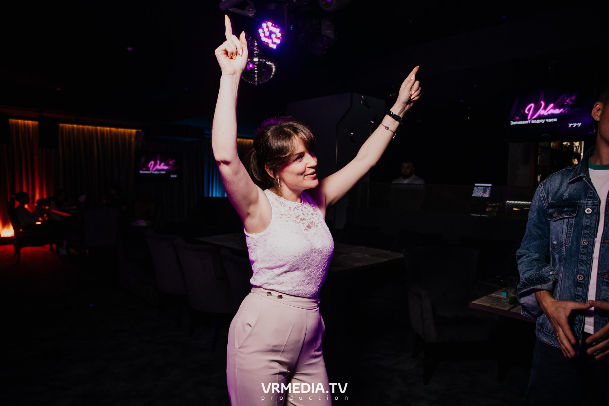 Пятничная вечеринка в караоке-баре «Volna»