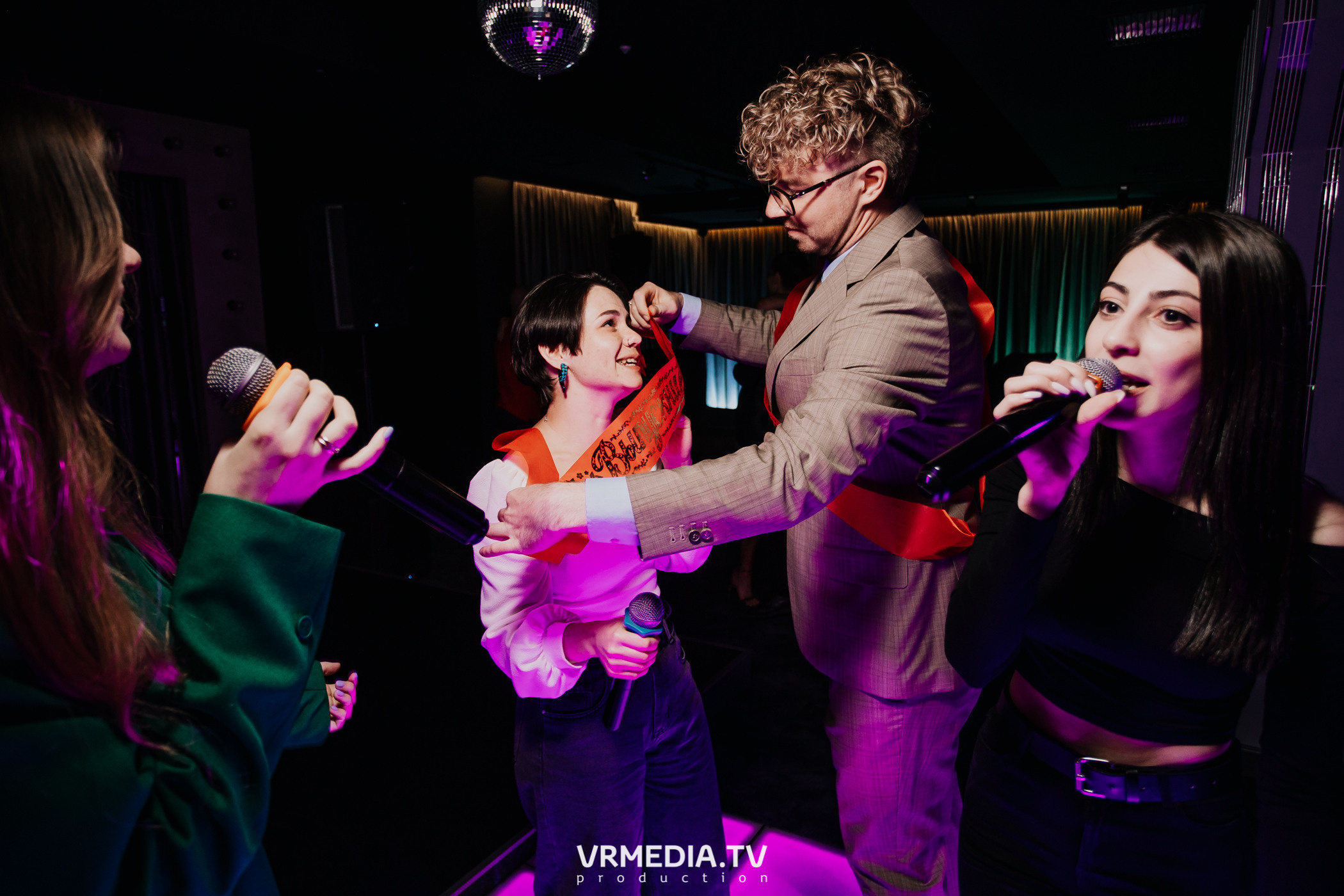 Пятничная вечеринка в караоке-баре «Volna»