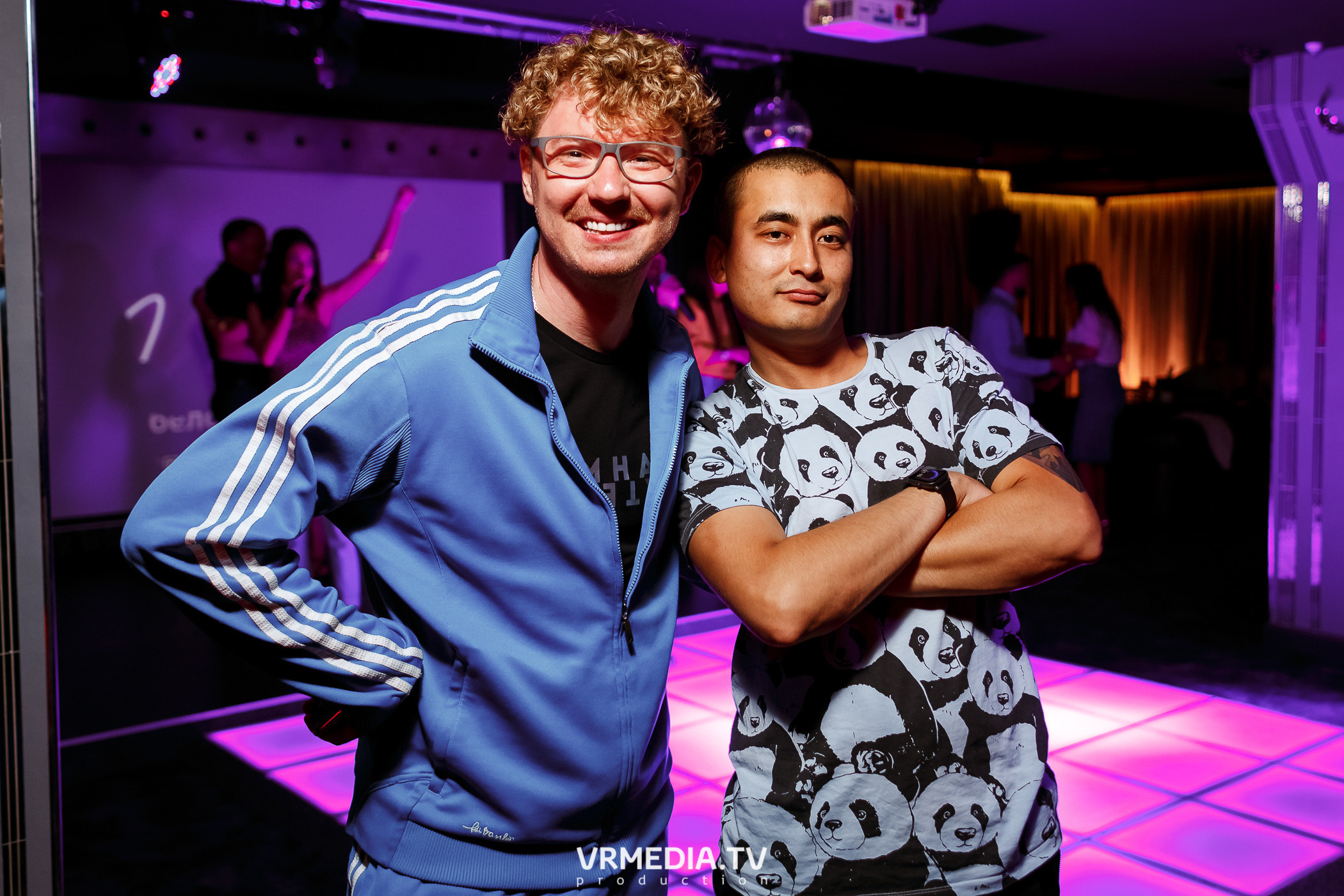 Золотая пятница. Вечеринка 90х в караоке-баре «Volna»