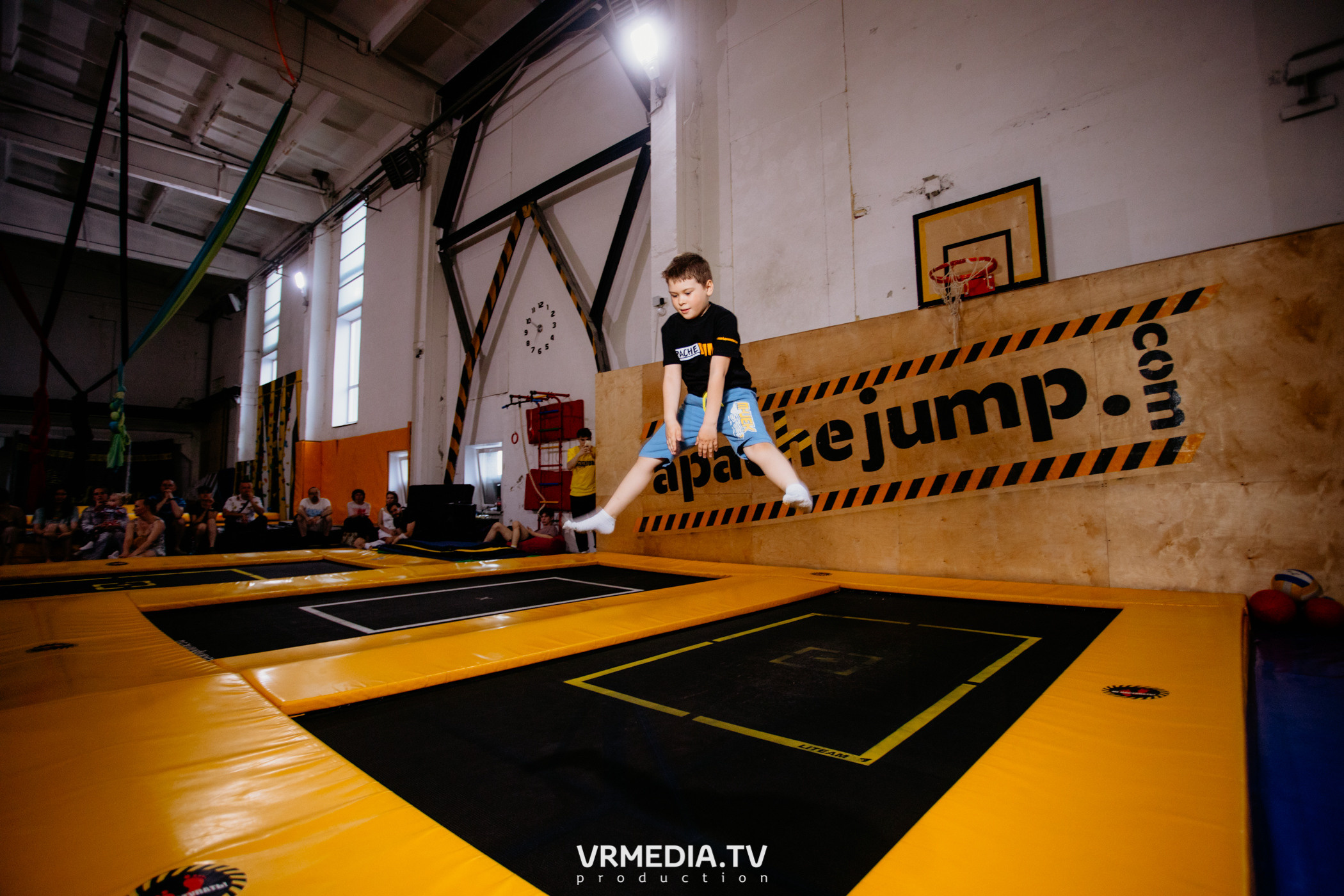 Соревнования по прыжкам на батуте в «Apache Jump»