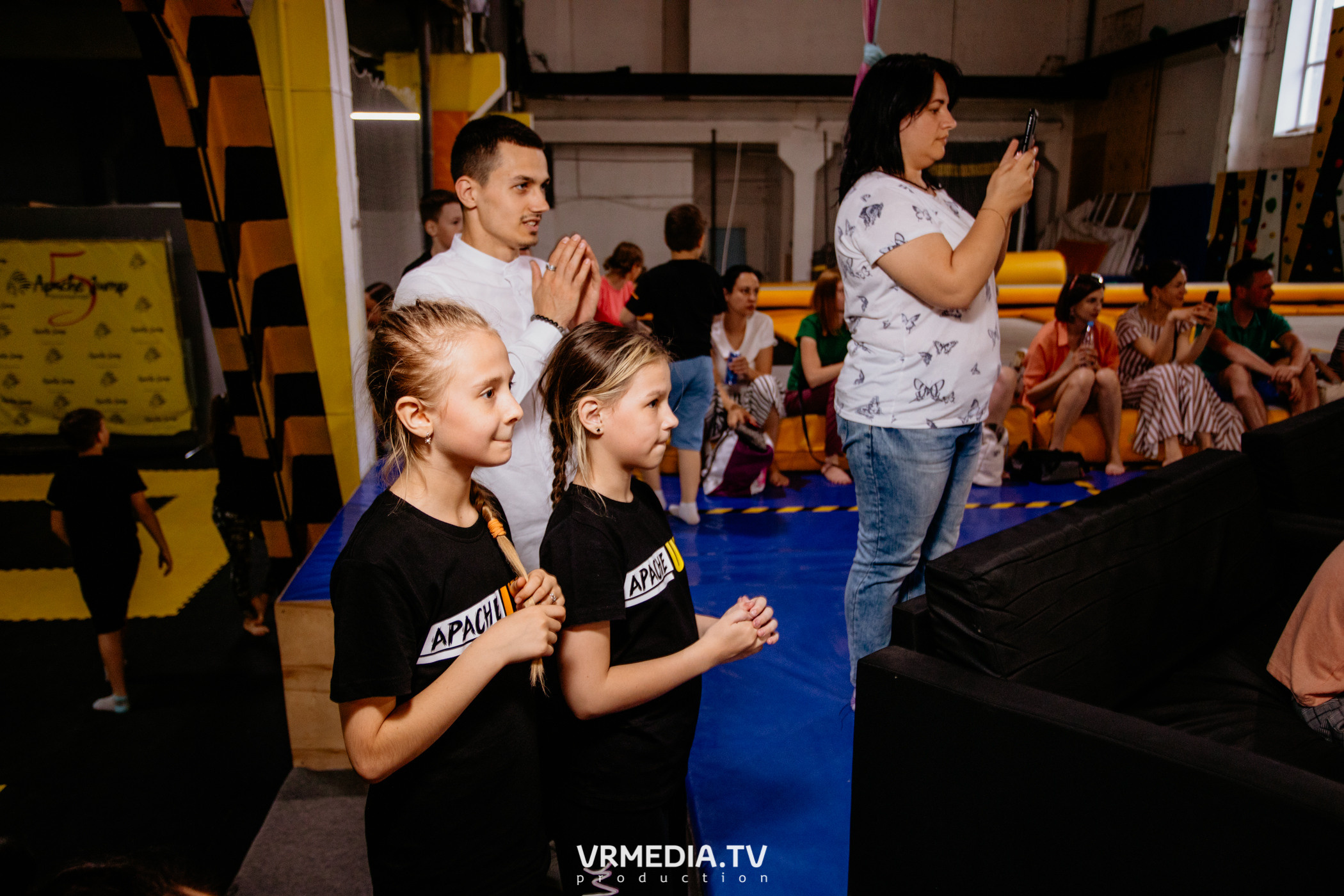 Соревнования по прыжкам на батуте в «Apache Jump»