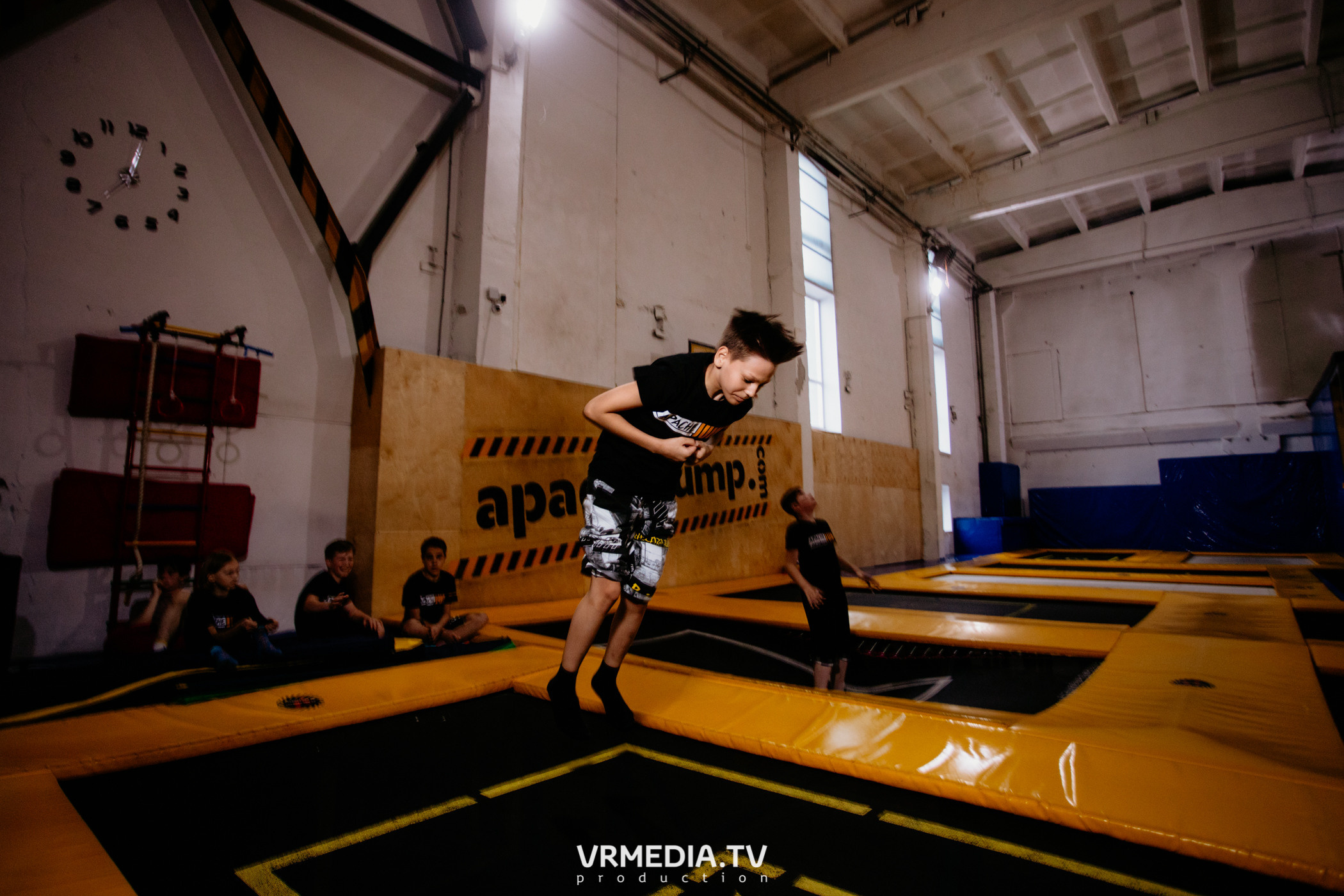 Соревнования по прыжкам на батуте в «Apache Jump»