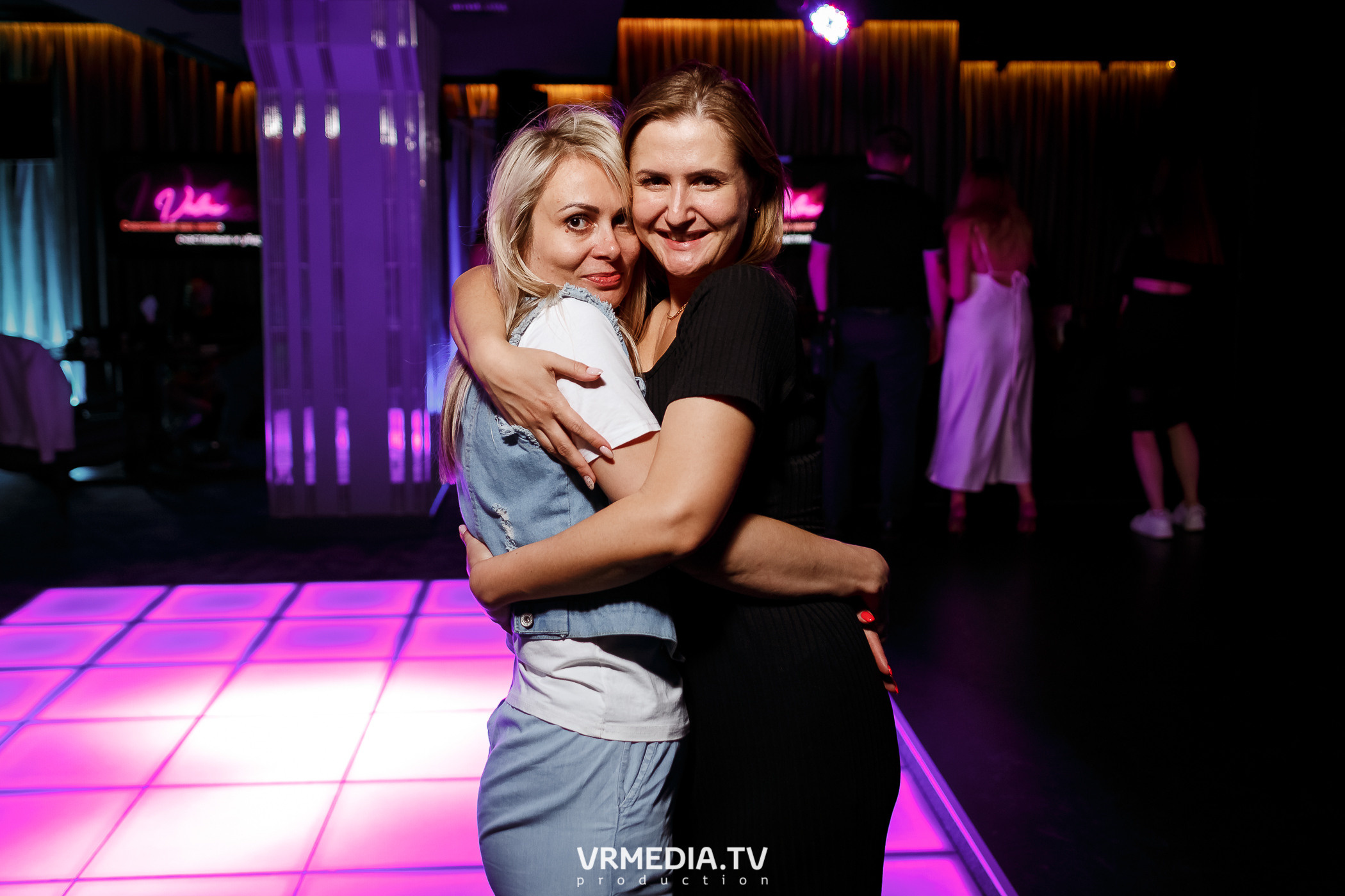 Золотая пятница. Вечеринка 90х в караоке-баре «Volna»