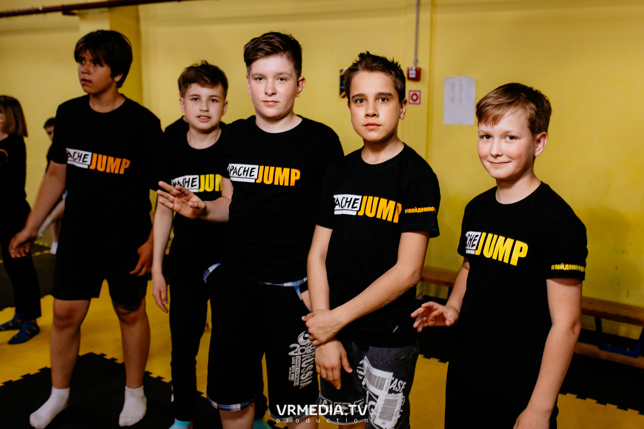 Соревнования по прыжкам на батуте в «Apache Jump»