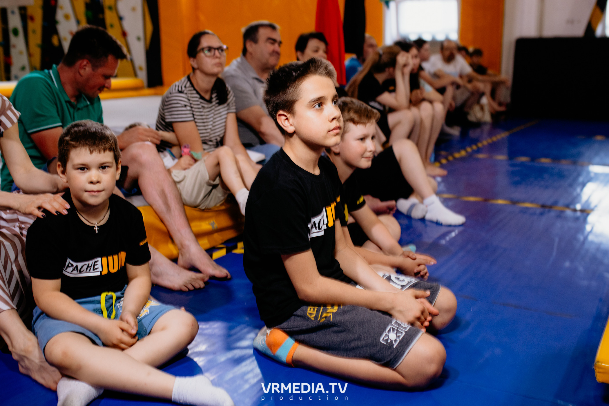 Соревнования по прыжкам на батуте в «Apache Jump»