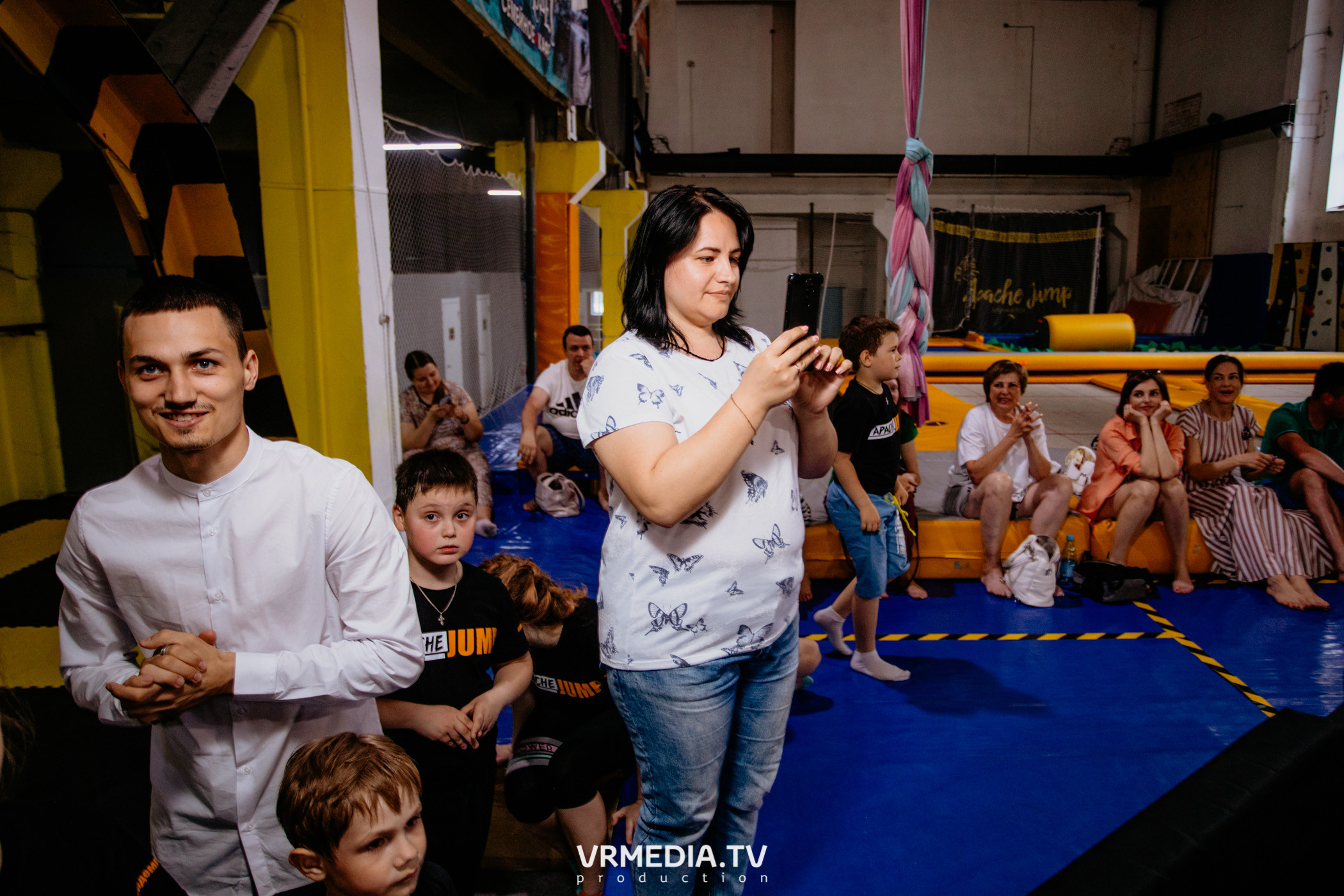 Соревнования по прыжкам на батуте в «Apache Jump»