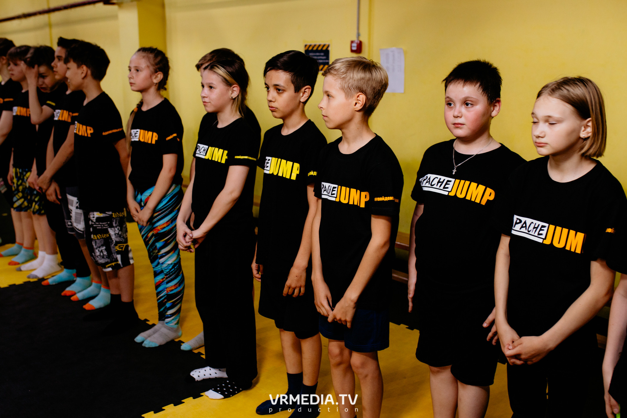 Соревнования по прыжкам на батуте в «Apache Jump»