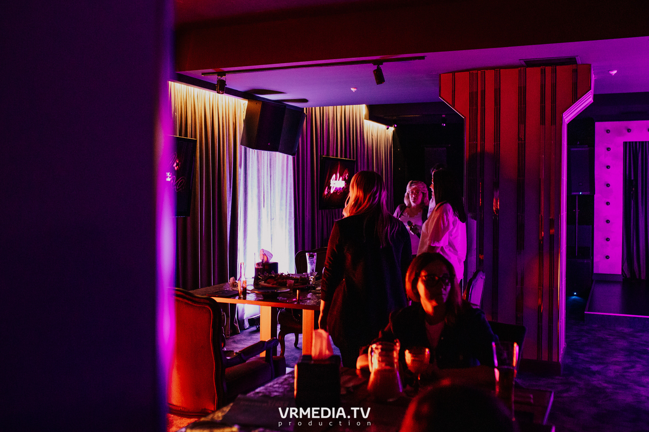 Пятничная вечеринка в караоке-баре «Volna»