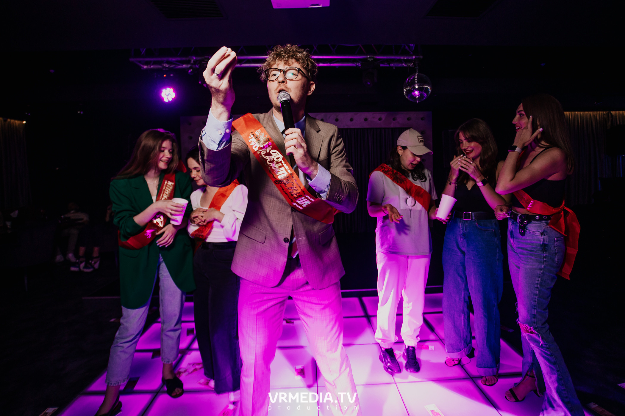 Пятничная вечеринка в караоке-баре «Volna»