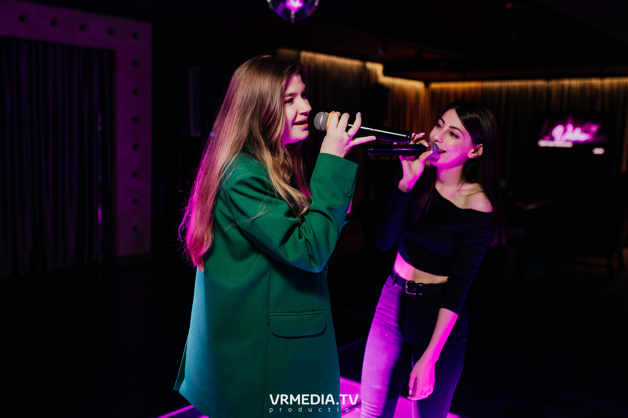 Пятничная вечеринка в караоке-баре «Volna»