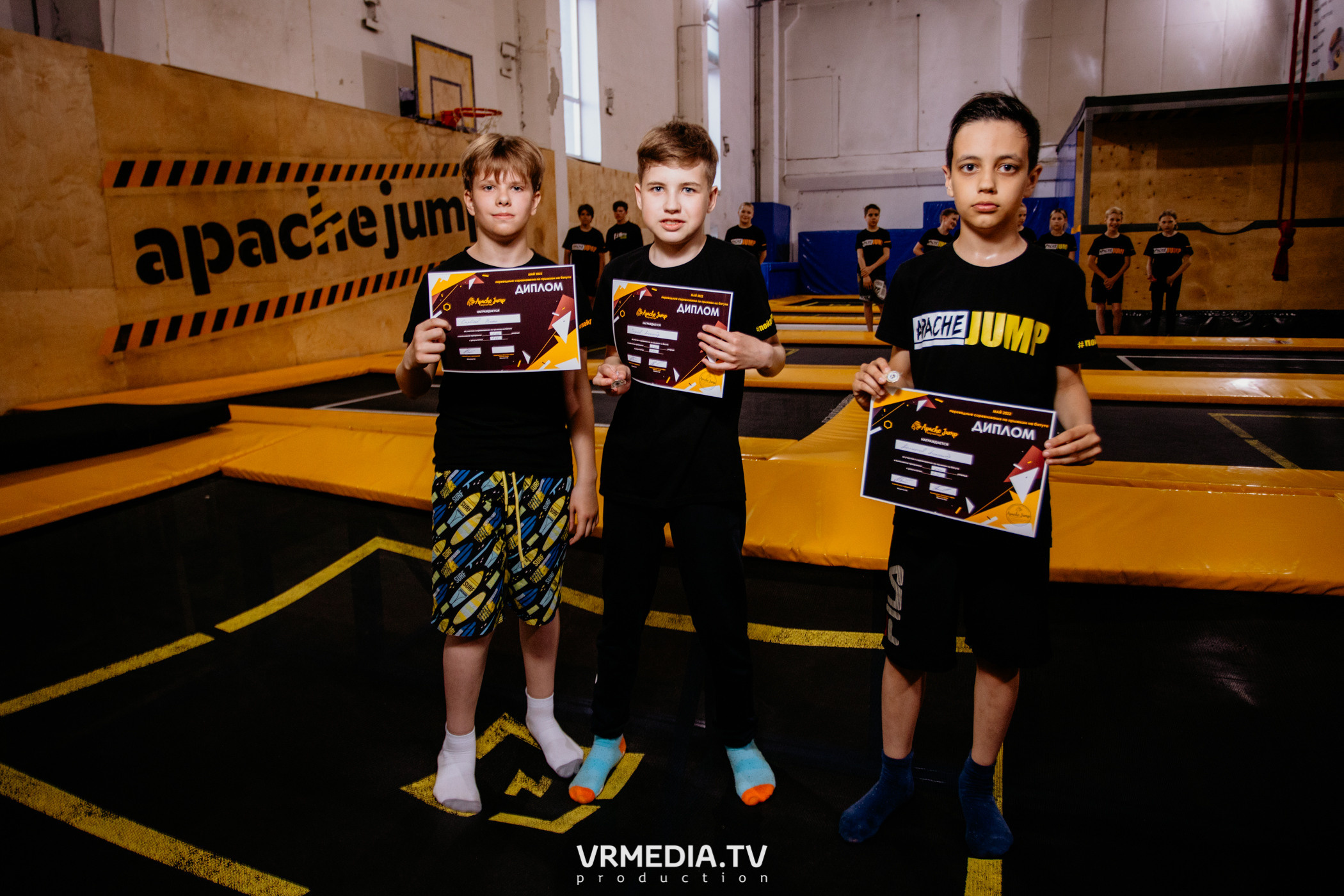 Соревнования по прыжкам на батуте в «Apache Jump»