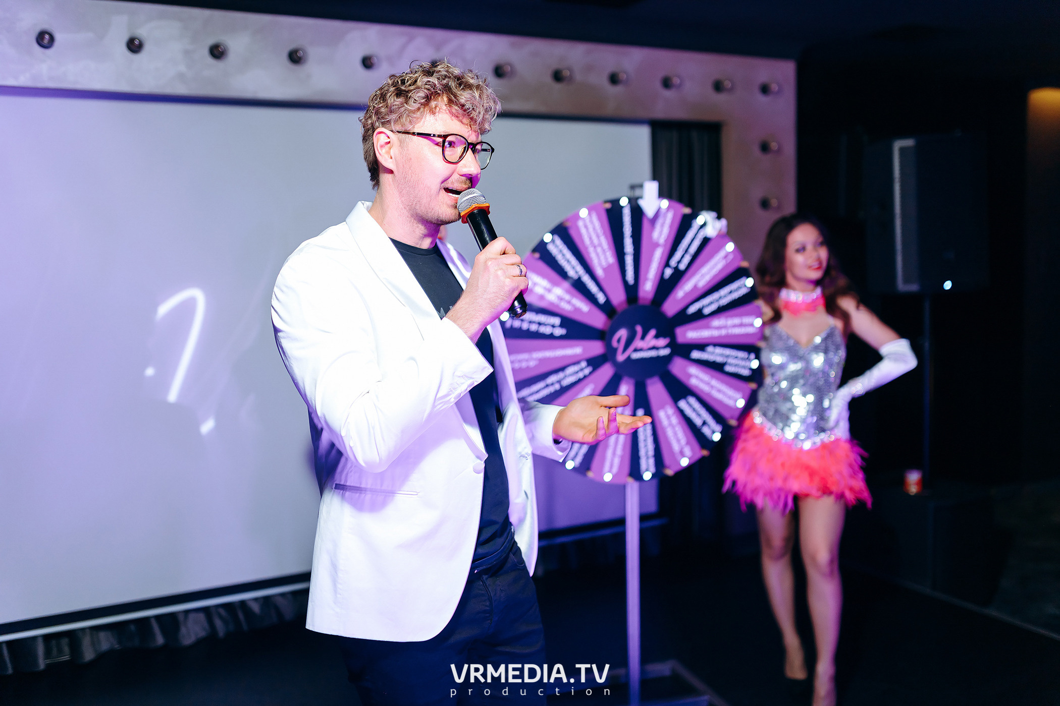Колесо фортуны в караоке-баре «Volna»