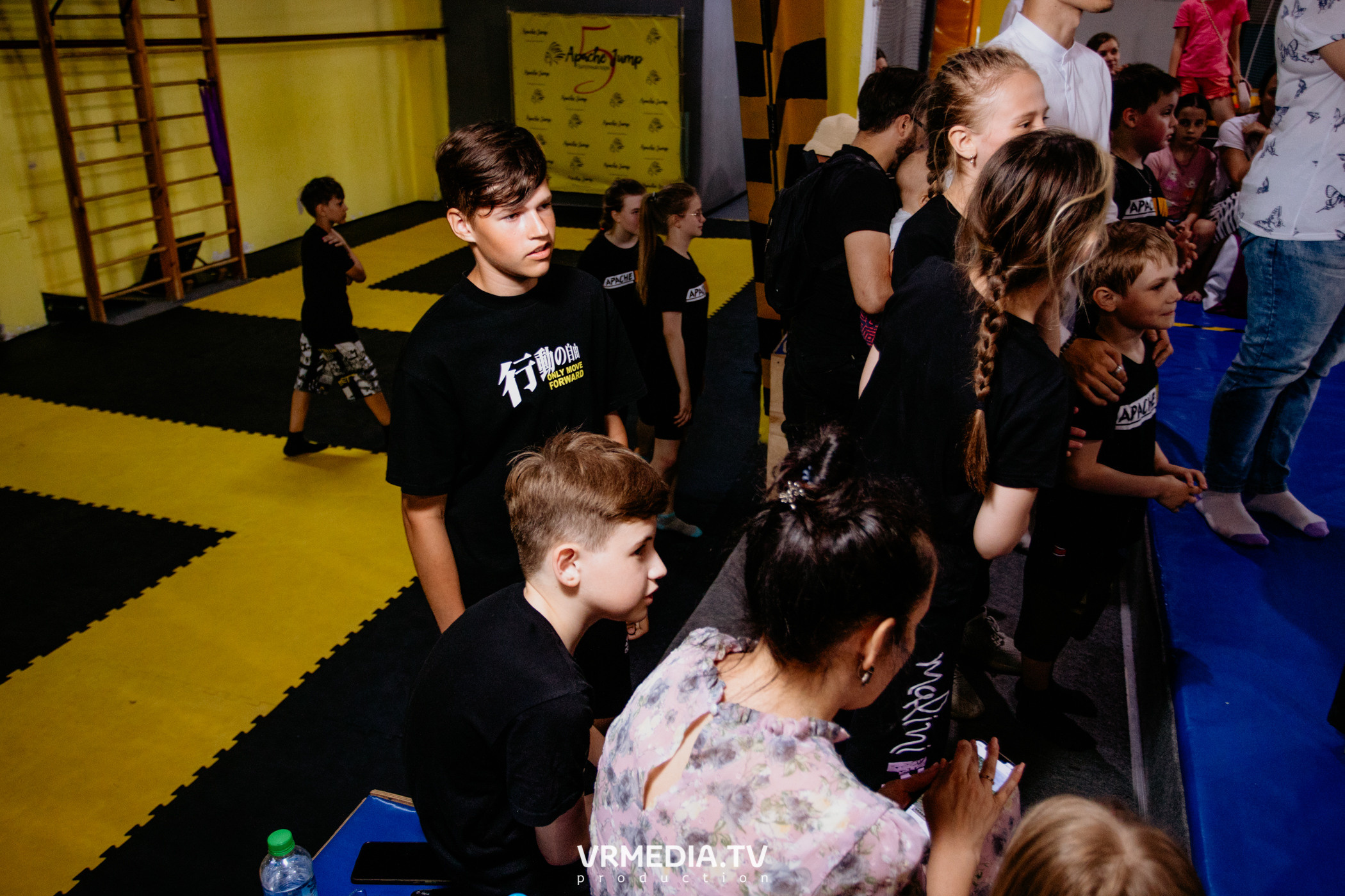 Соревнования по прыжкам на батуте в «Apache Jump»