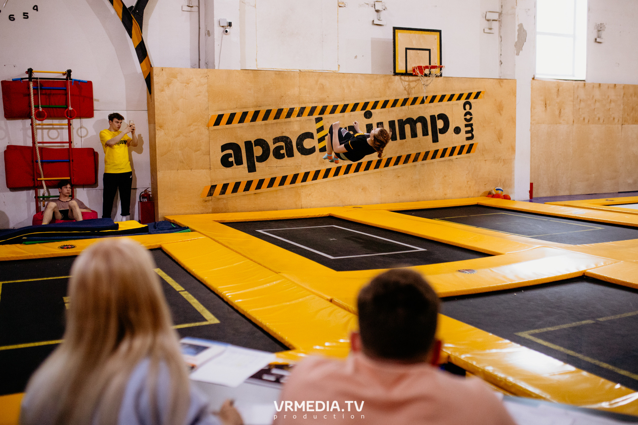 Соревнования по прыжкам на батуте в «Apache Jump»