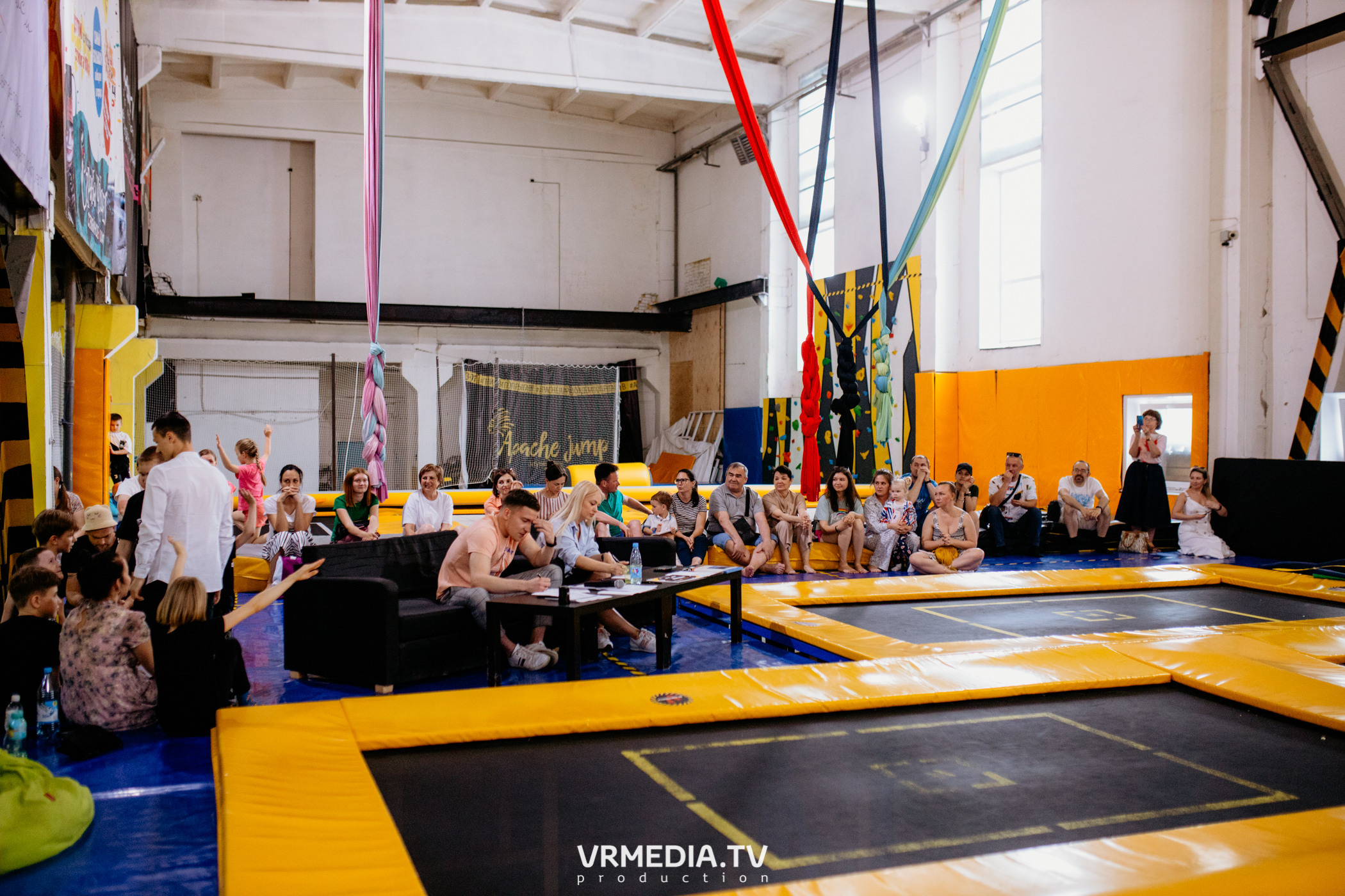 Соревнования по прыжкам на батуте в «Apache Jump»