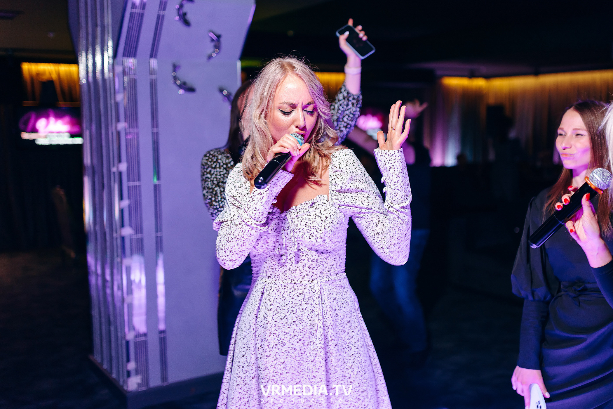 Колесо фортуны в караоке-баре «Volna»