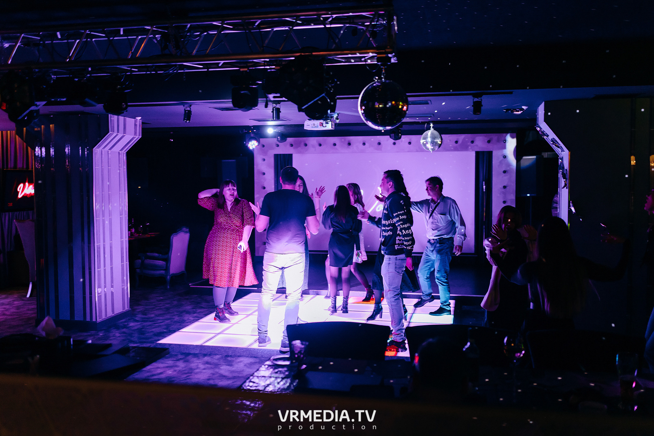 Колесо фортуны в караоке-баре «Volna»