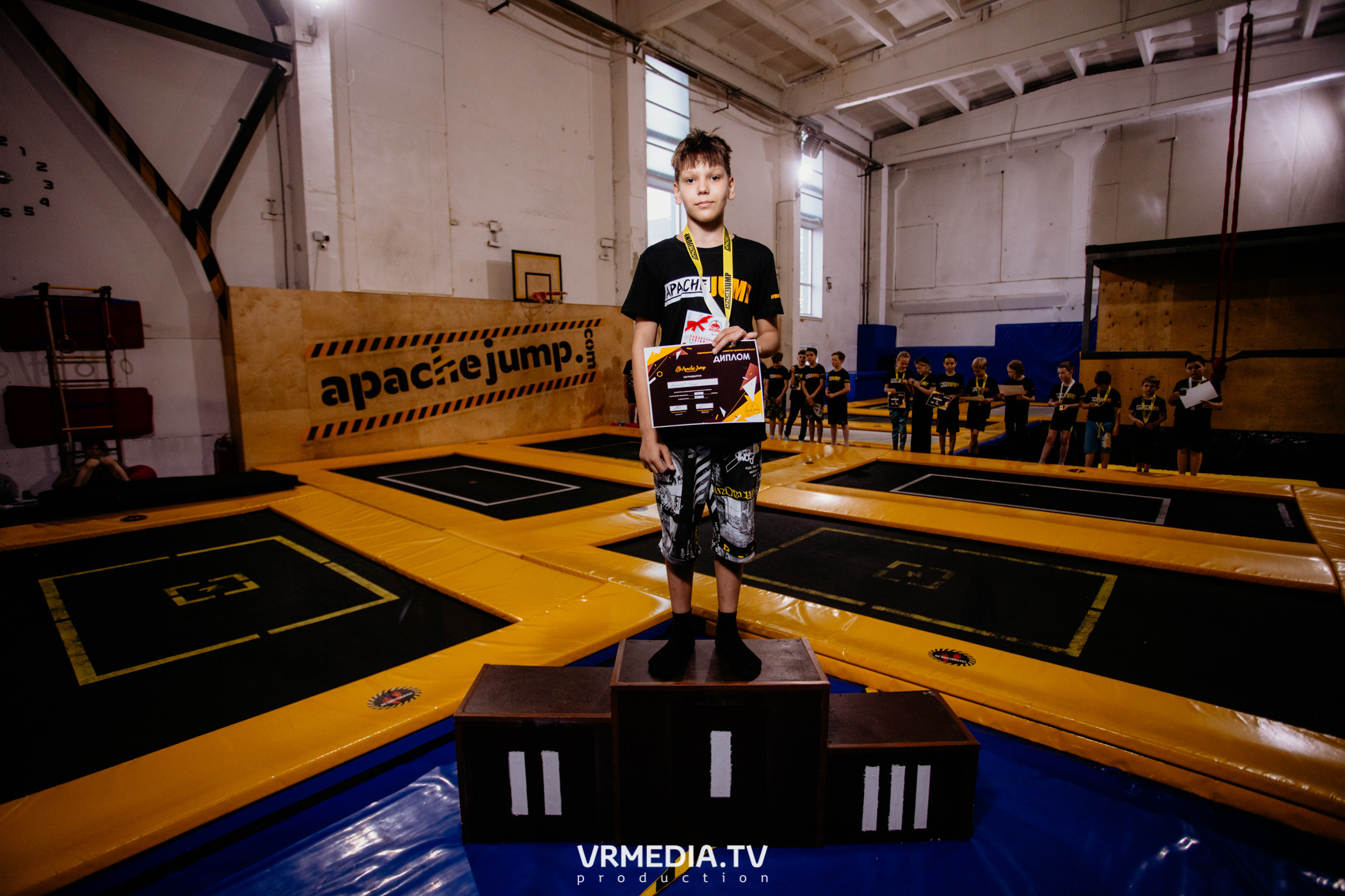 Соревнования по прыжкам на батуте в «Apache Jump»