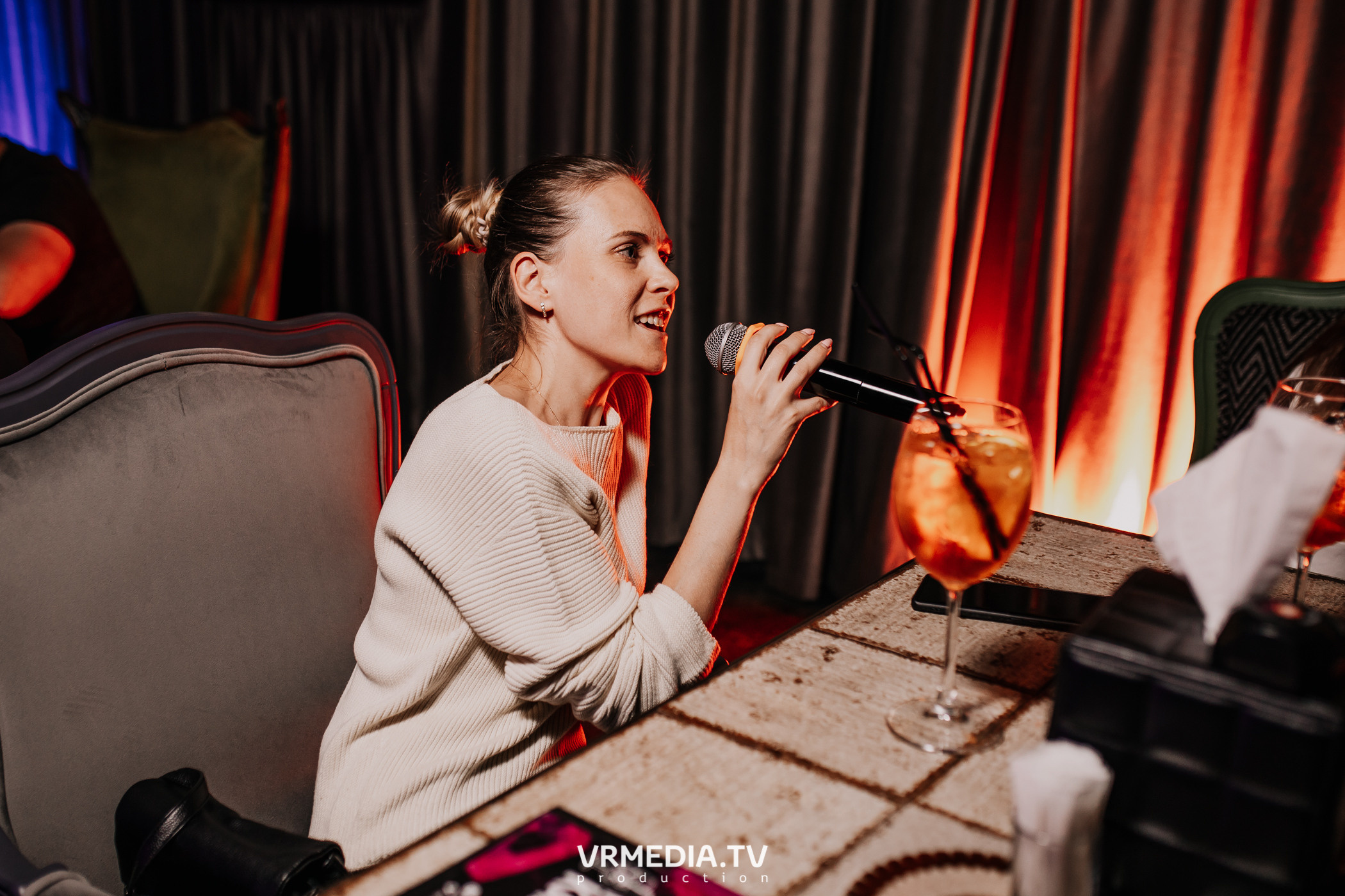 Пятничная вечеринка в караоке-баре «Volna»